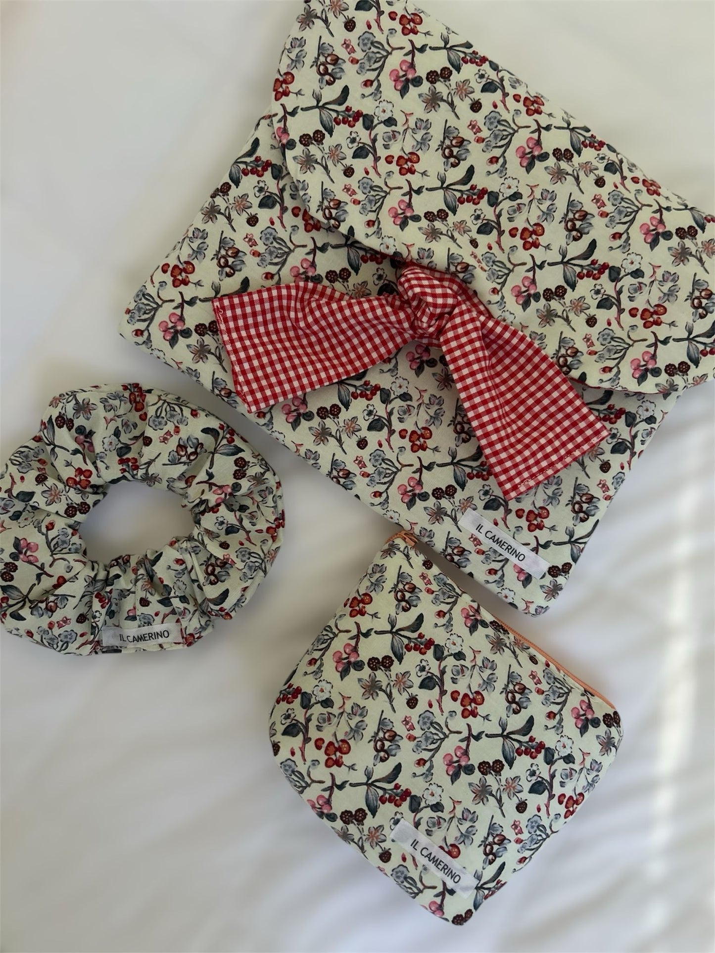 FUNDA TABLET, LIBROS. CUADRO Y FLORES