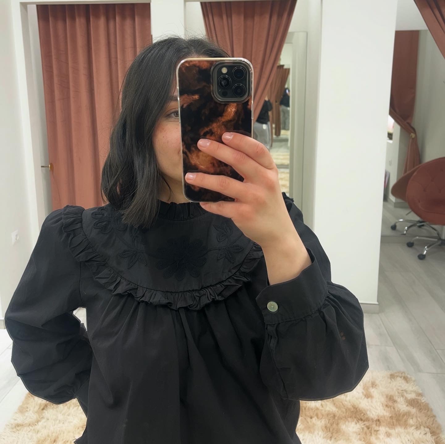 BLUSA NEGRA VOLANTE PECHO