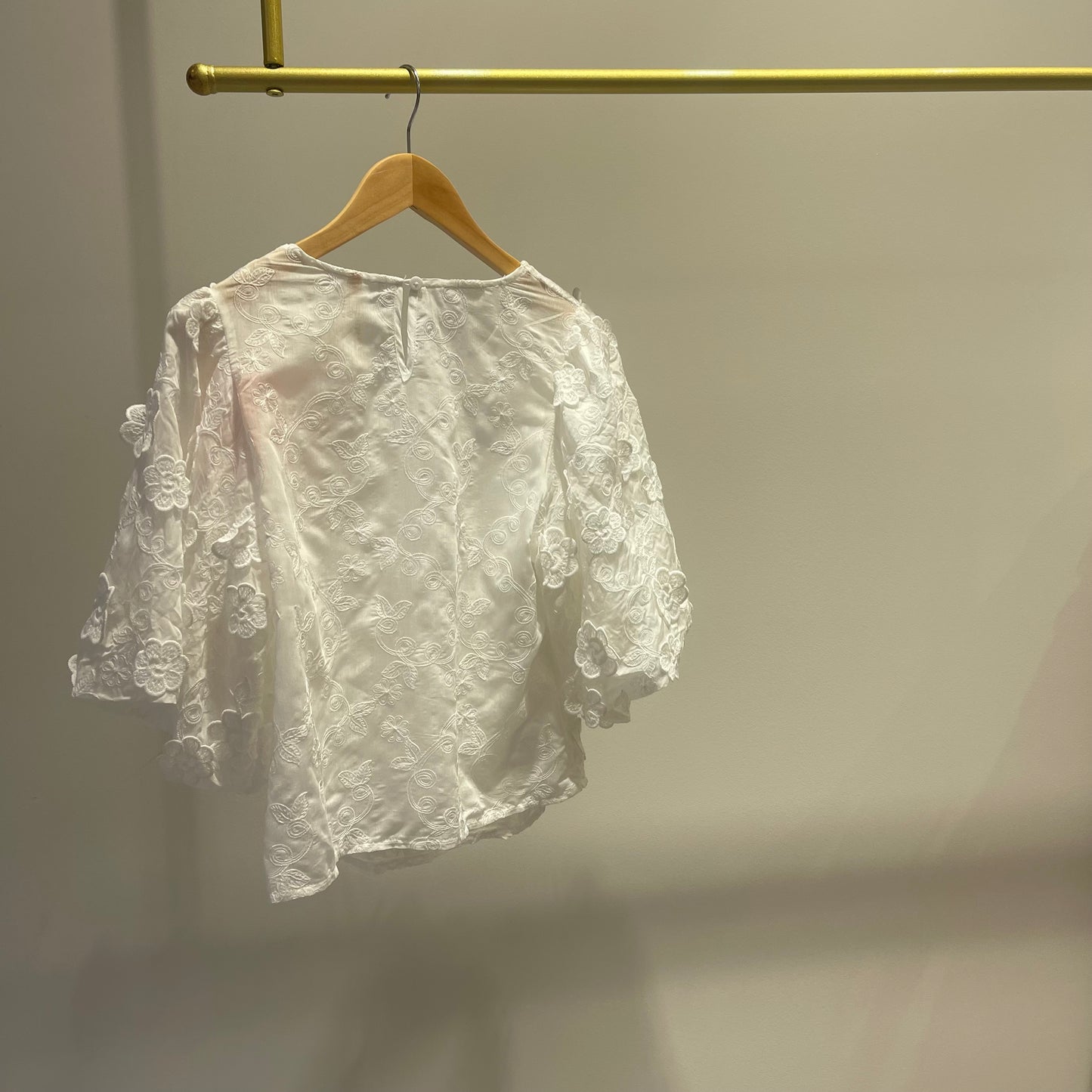 BLUSA FLORES RELIEVE BLANCO