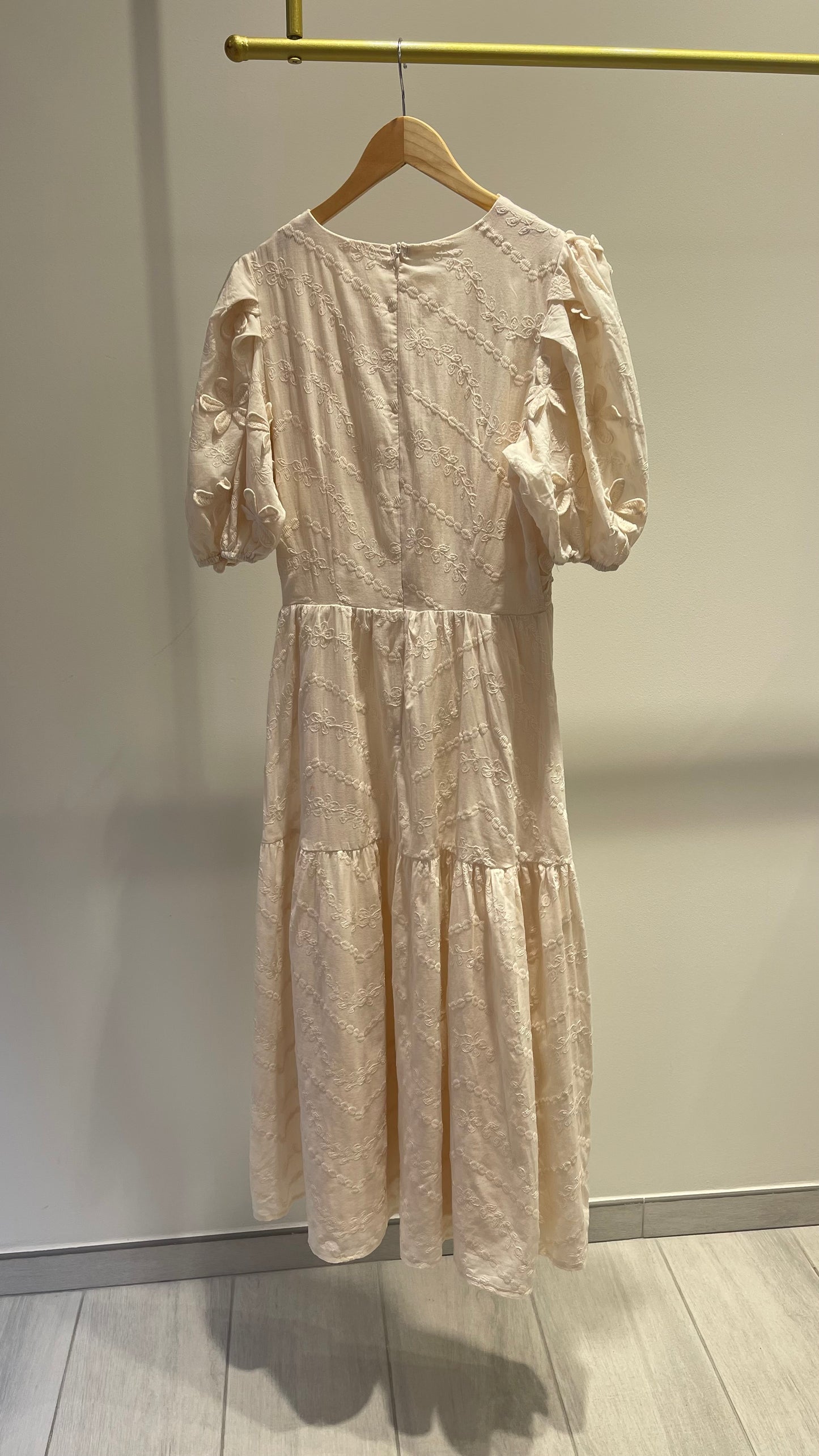 VESTIDO FLORES RELIEVE BEIGE