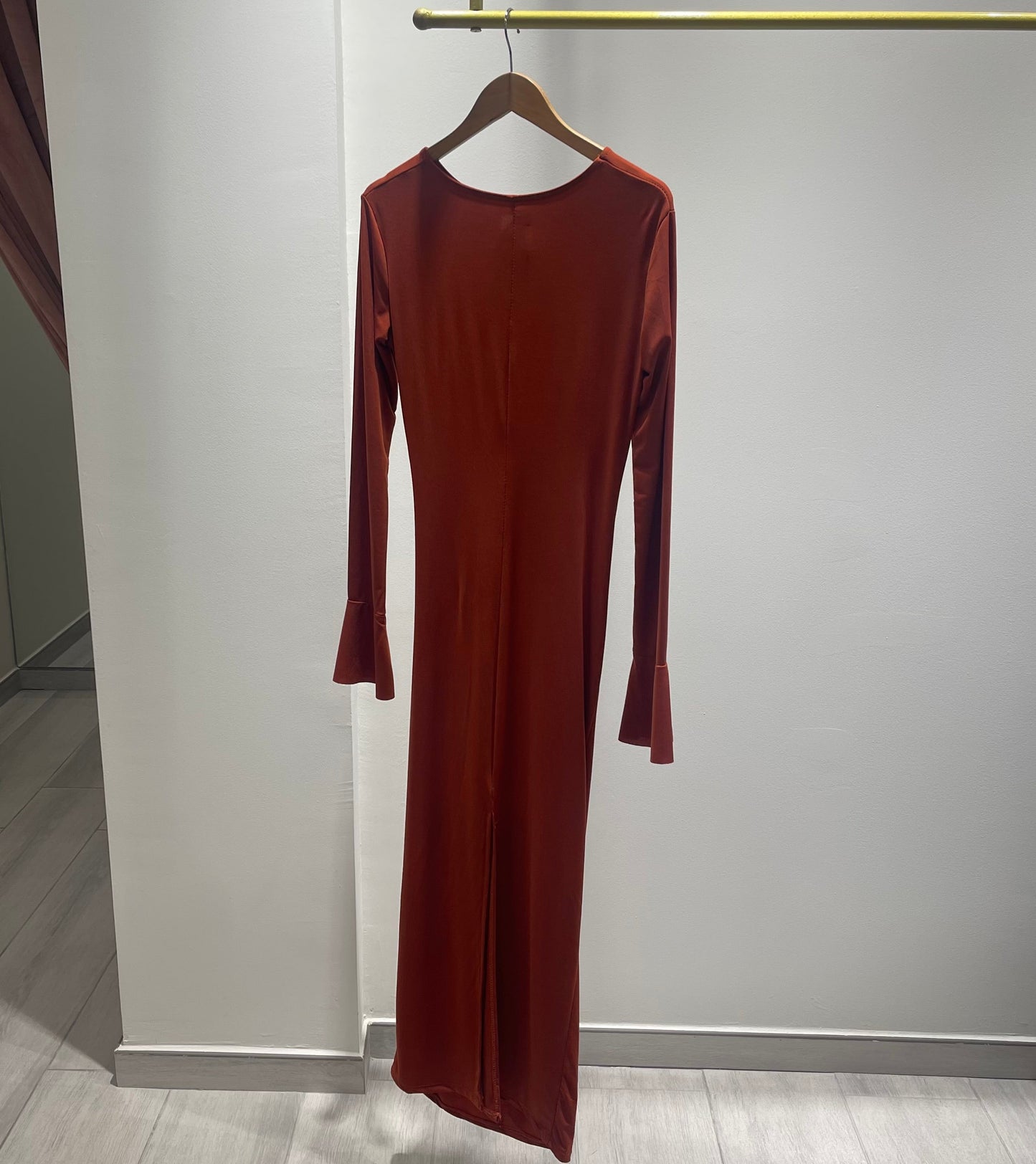 VESTIDO COLOR TEJA PUÑOS VOLANTE
