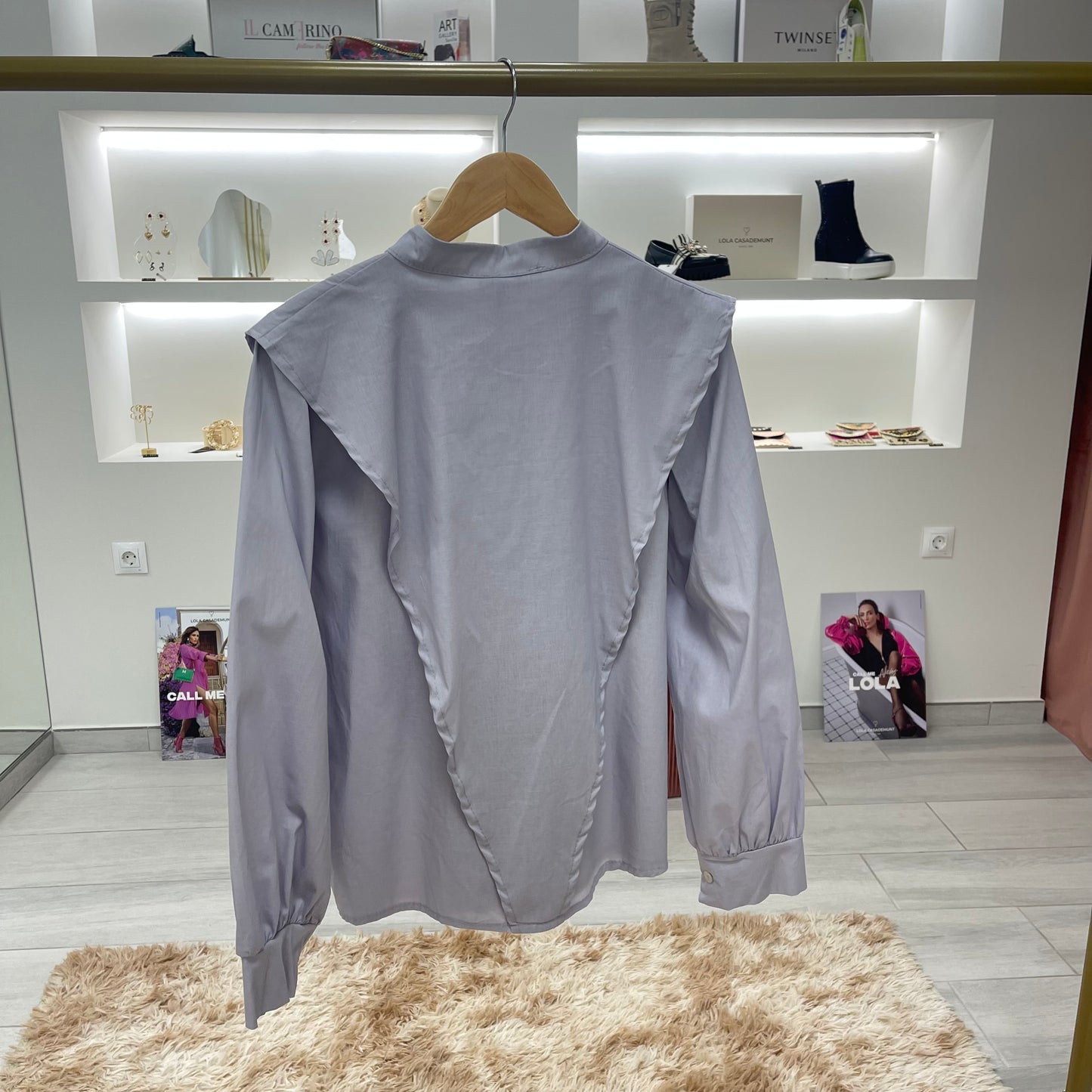 CAMISA CORTES GRISÁCEA