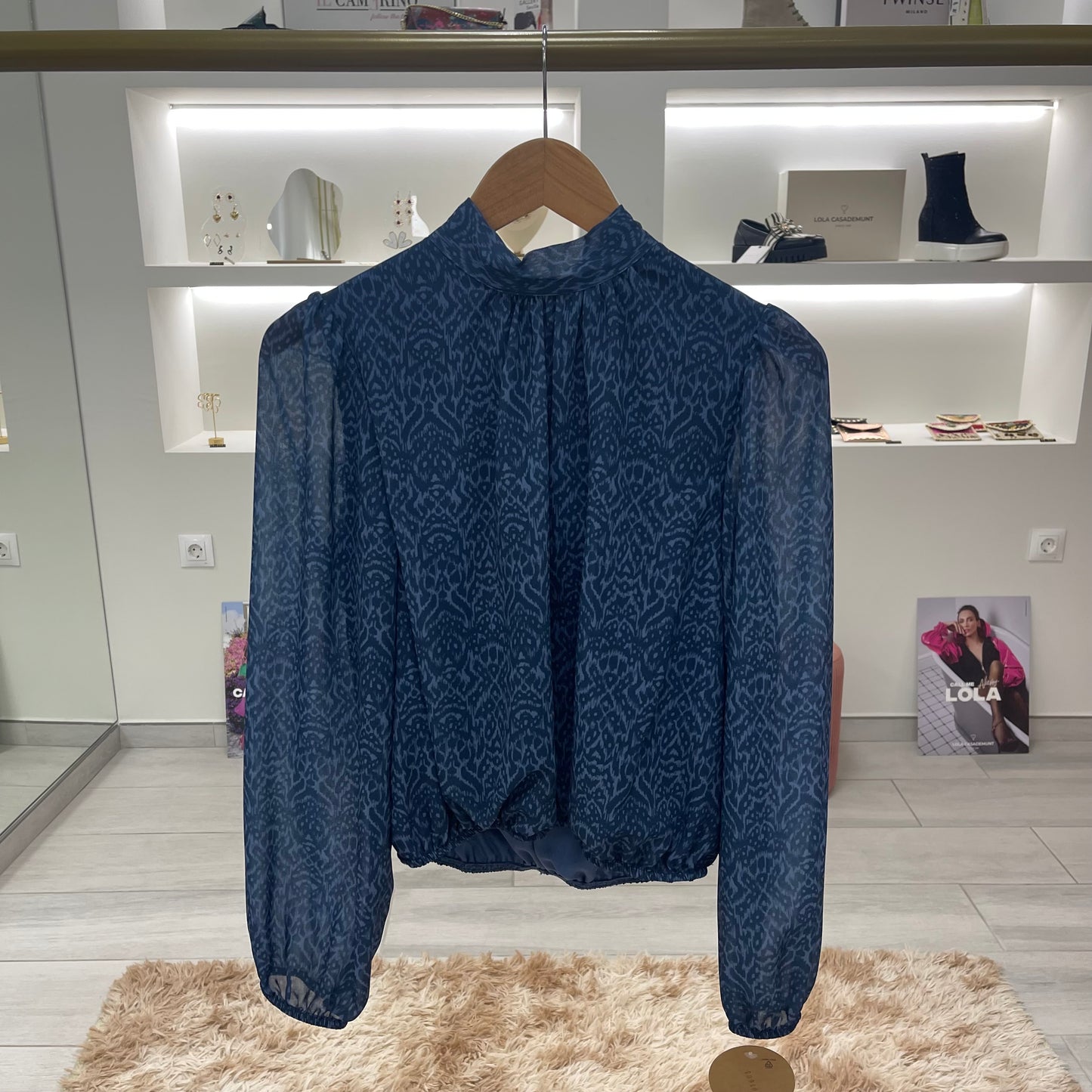 BLUSA LAZADA AL CUELLO ESTAMPADO GEOMÉTRICO
