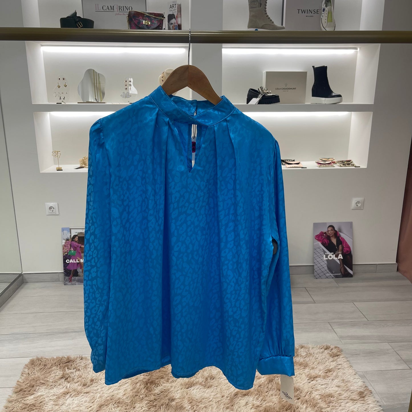 BLUSA SATINADA LEOPARDO AZUL