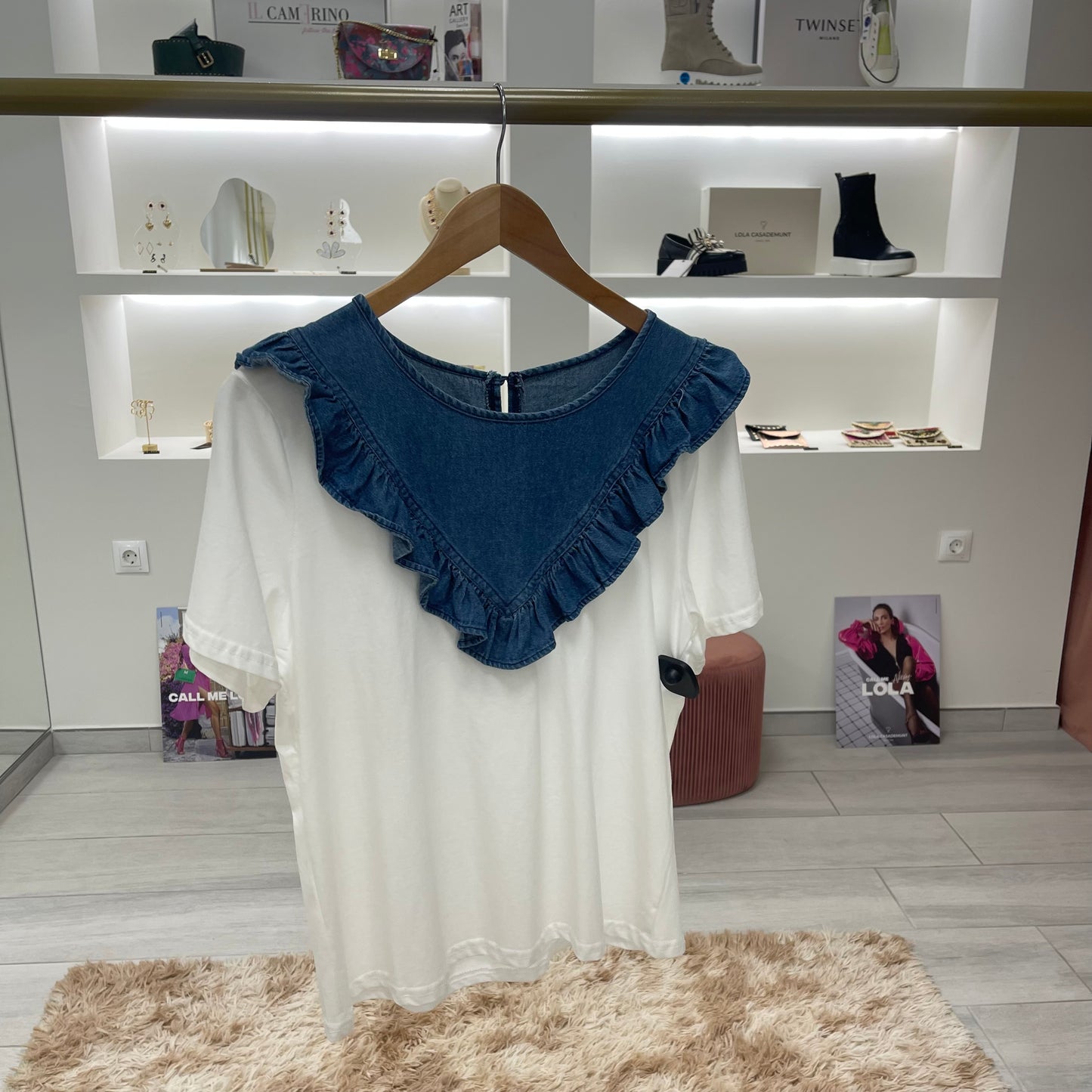 CAMISETA BLANCA DETALLE VAQUERO