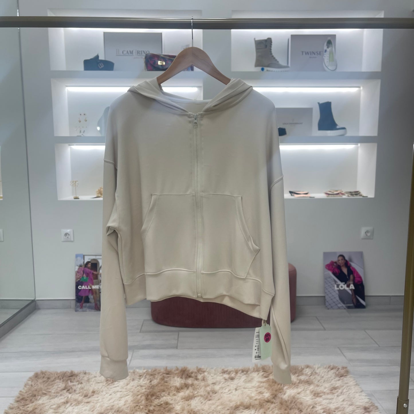 SUDADERA BEIGE CON CAPUCHA