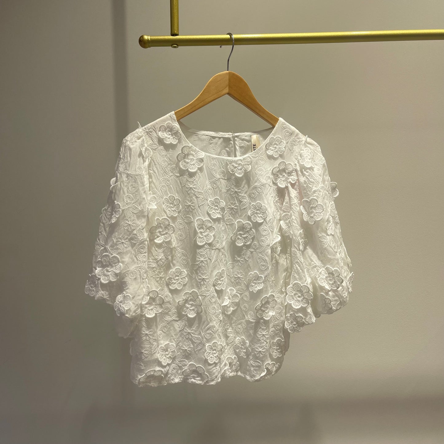 BLUSA FLORES RELIEVE BLANCO