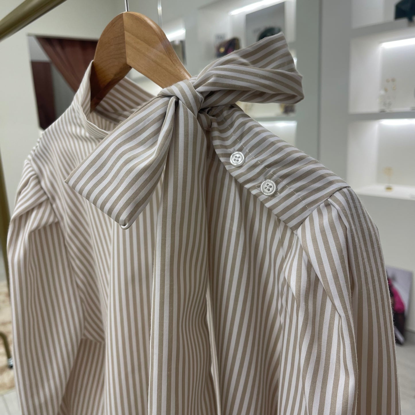 BLUSA RAYAS BEIGE Y BLANCO CUELLO LAZO