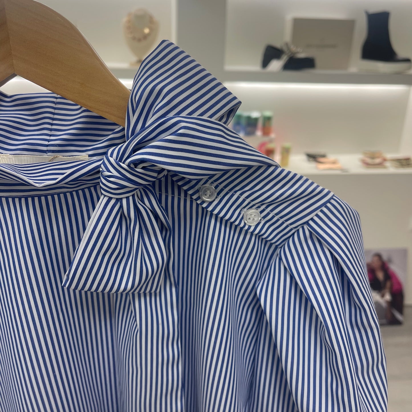 BLUSA RAYAS AZUL Y BLANCO CUELLO LAZO