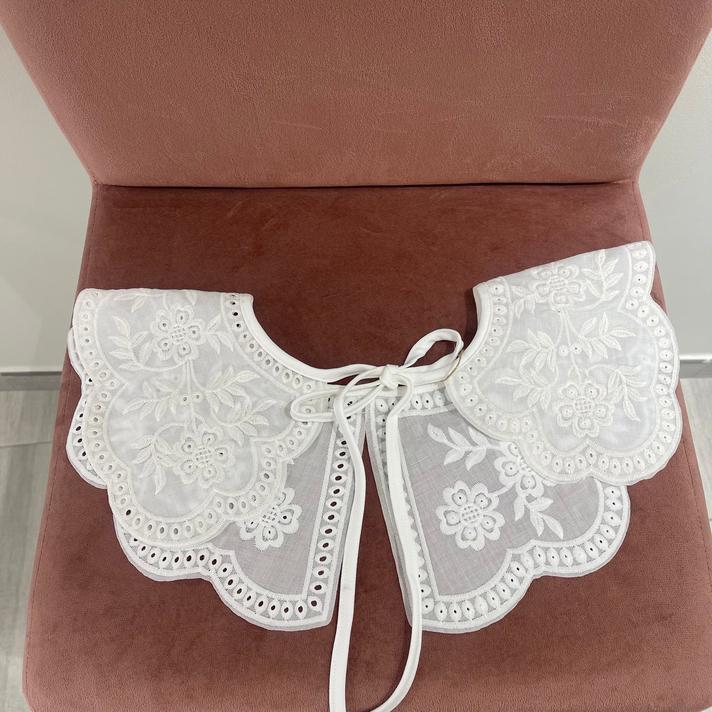 CUELLO BLANCO CON LAZADA