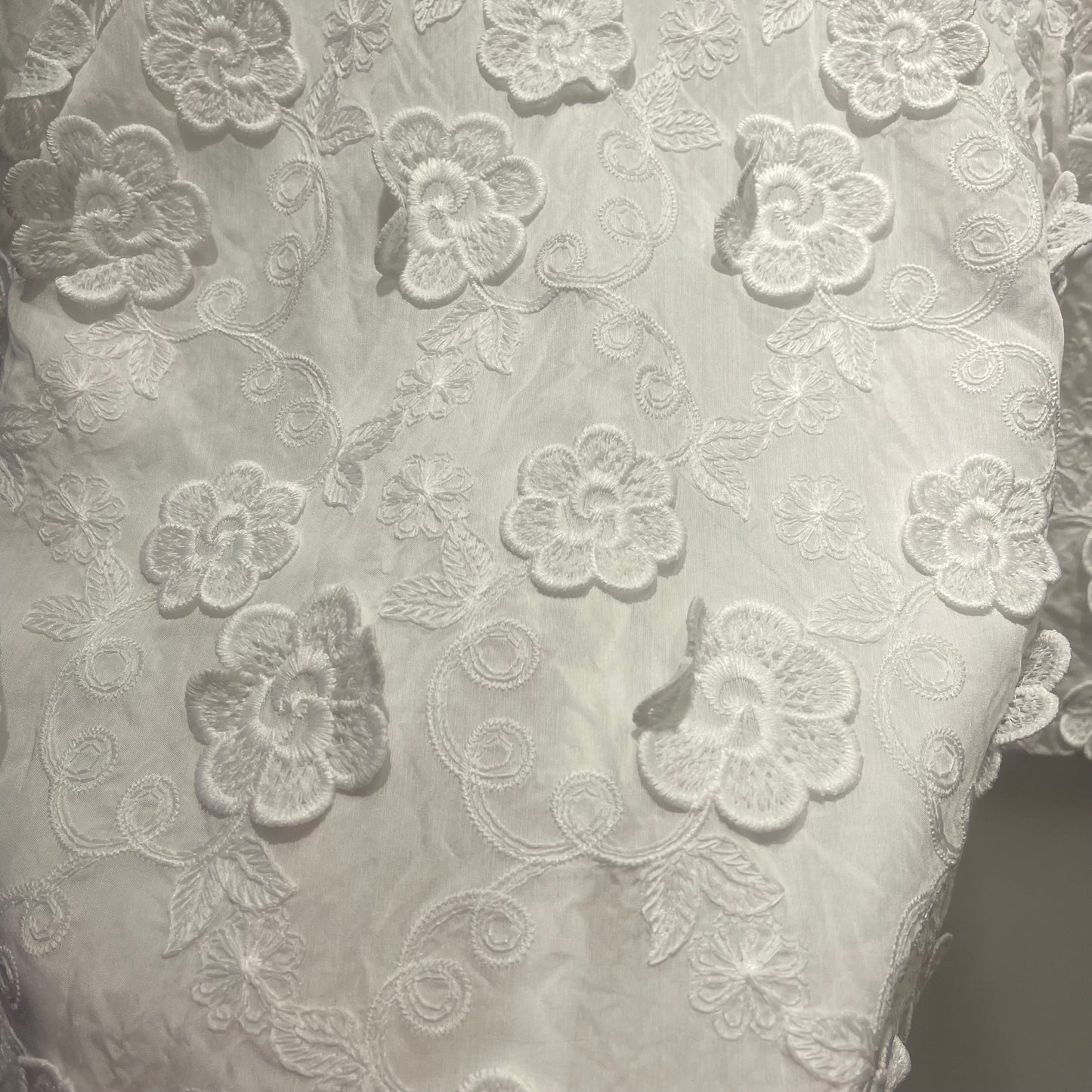 BLUSA FLORES RELIEVE BLANCO