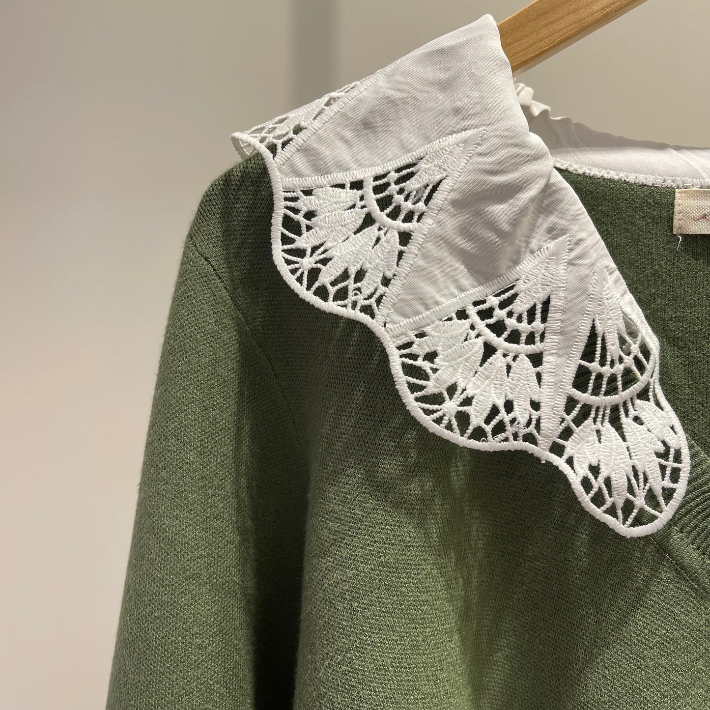 JERSEY VERDE CUELLO INTERIOR BLANCO