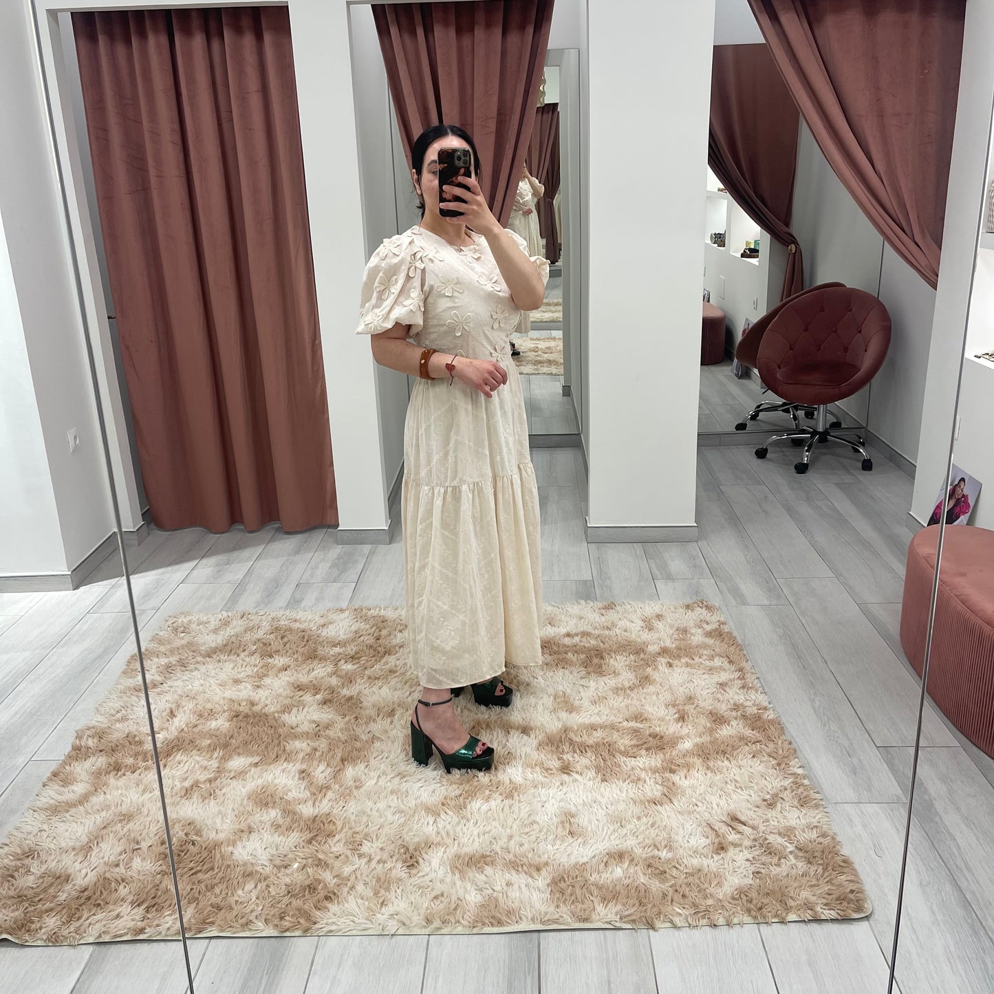 VESTIDO FLORES RELIEVE BEIGE