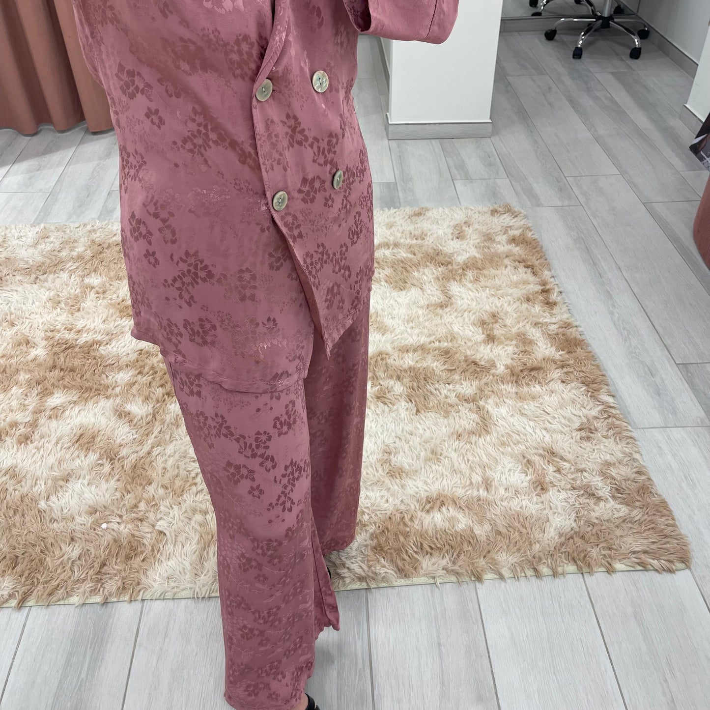 TRAJE SATINADO ROSA ESTAMPADO FLORES