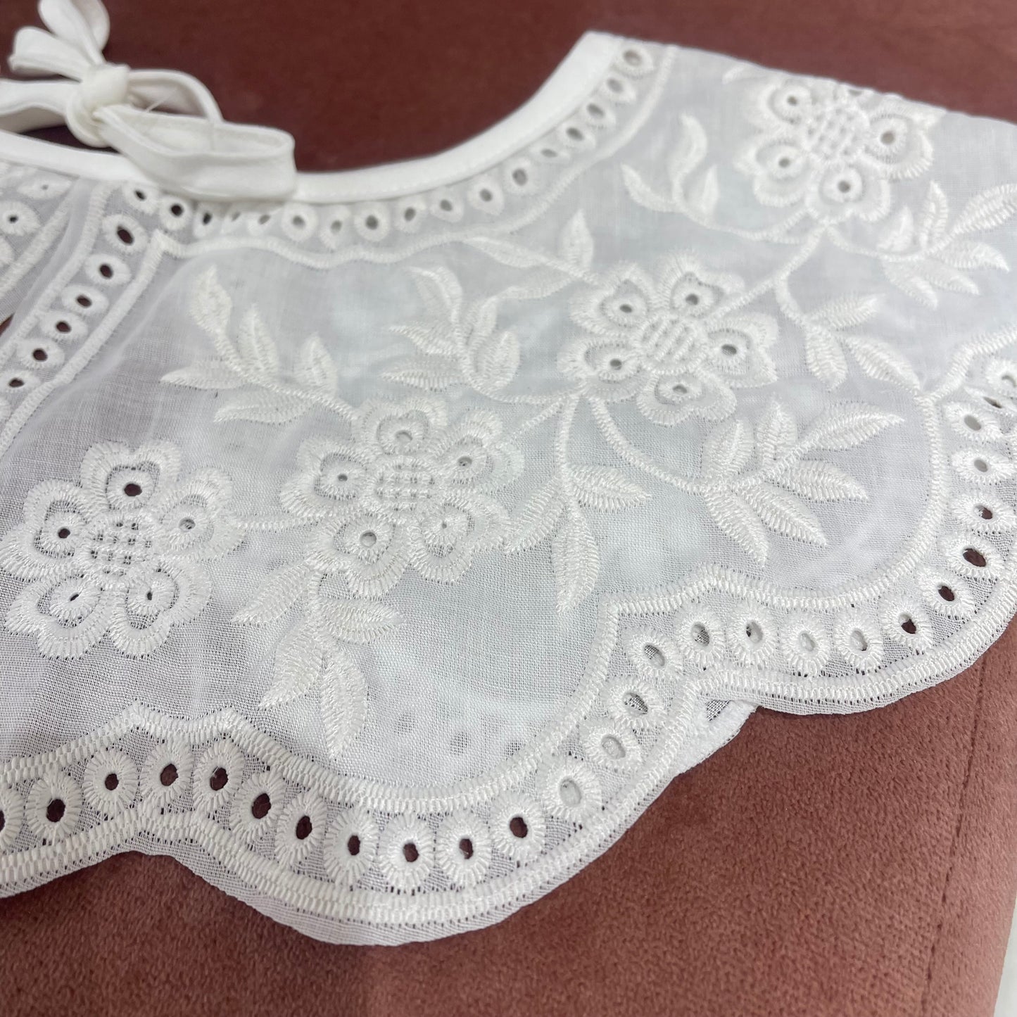 CUELLO BLANCO CON LAZADA