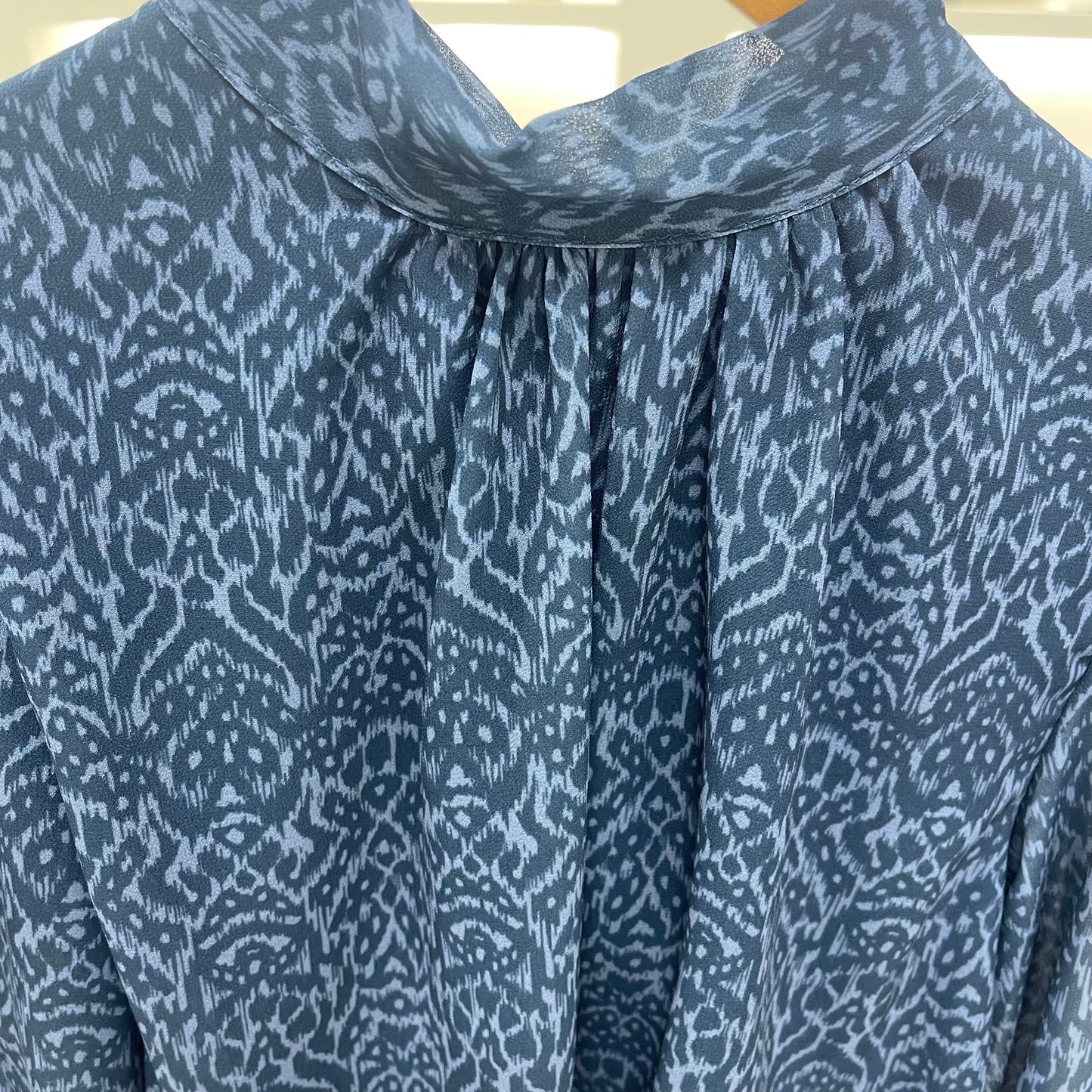 BLUSA LAZADA AL CUELLO ESTAMPADO GEOMÉTRICO