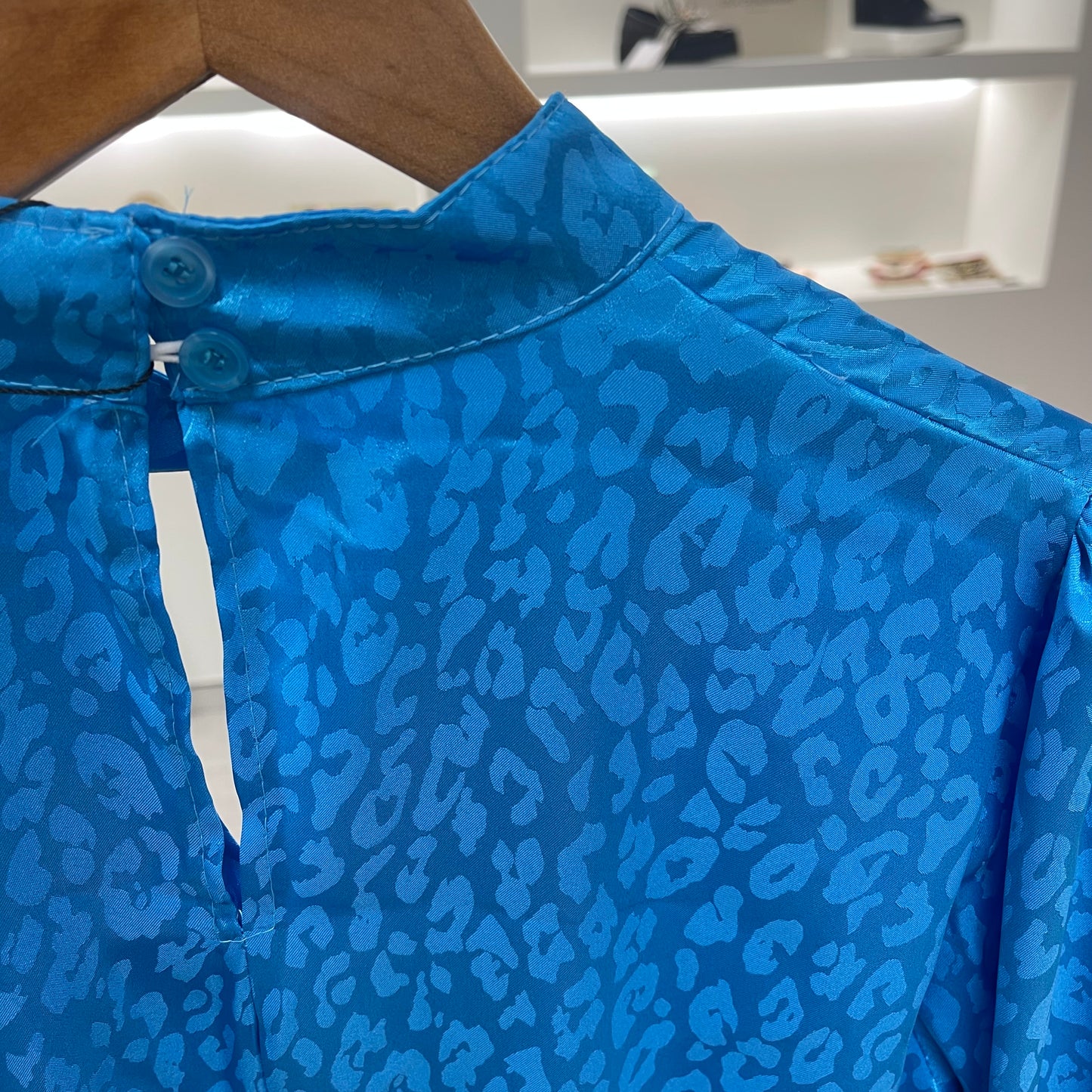 BLUSA SATINADA LEOPARDO AZUL