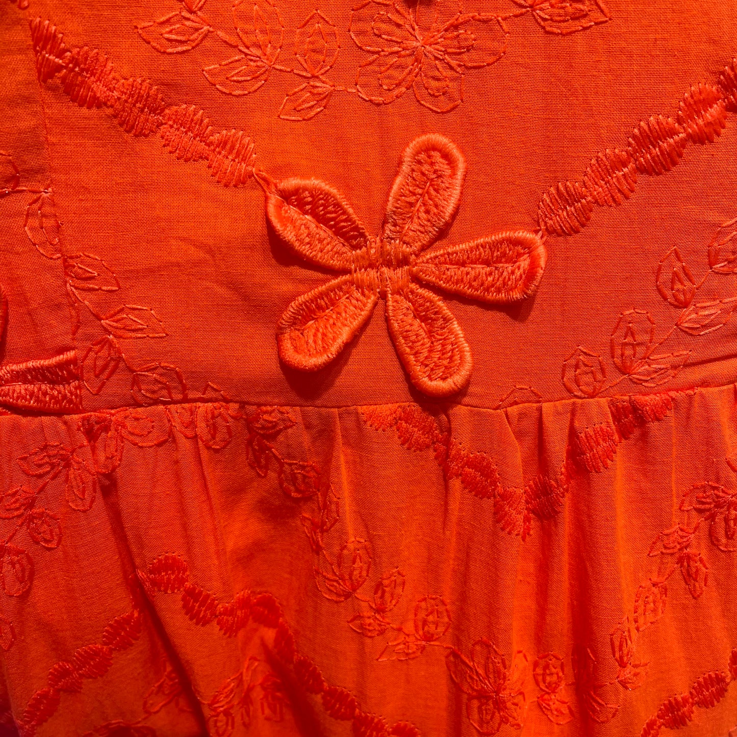 VESTIDO FLORES RELIEVE NARANJA