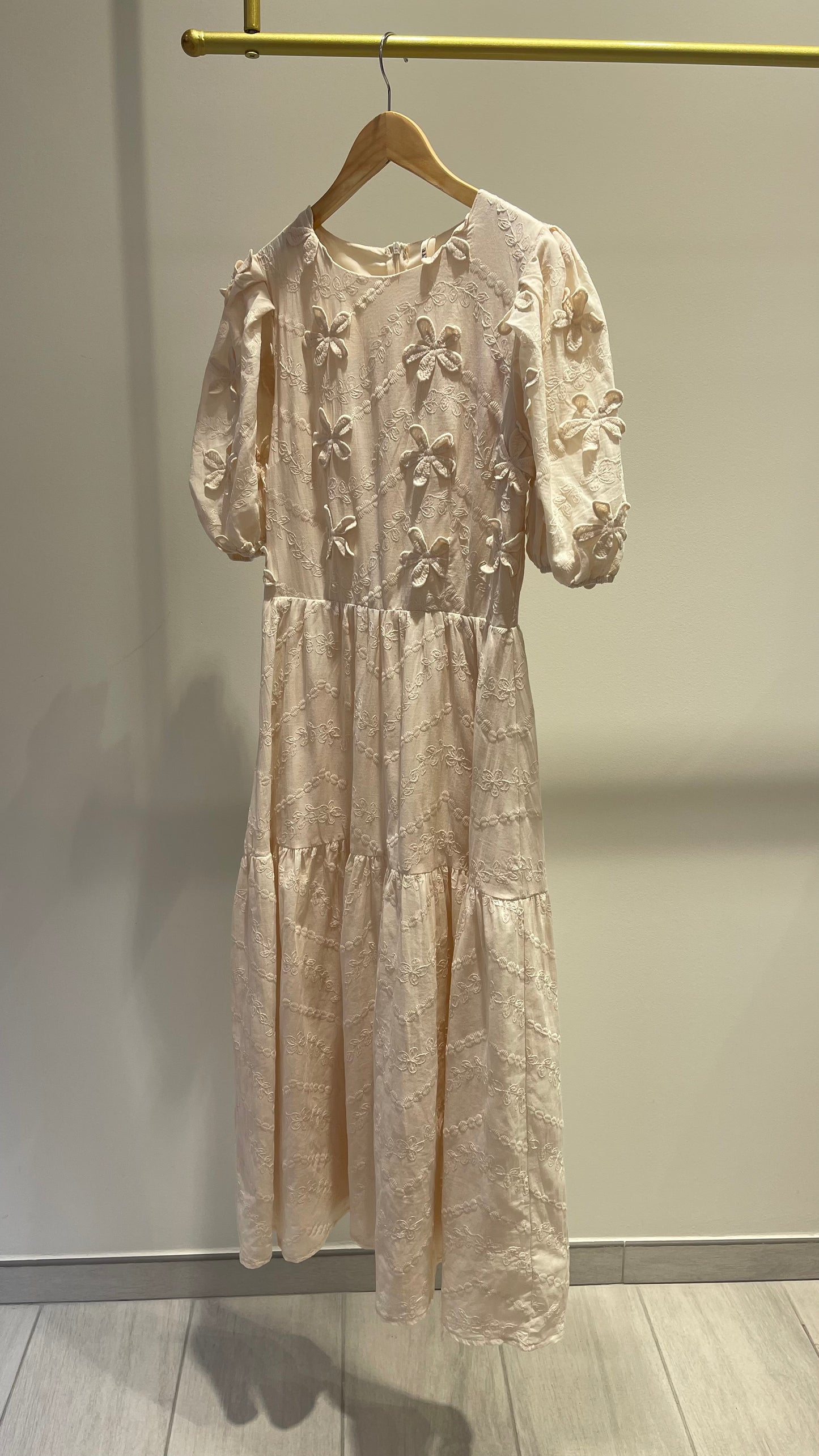 VESTIDO FLORES RELIEVE BEIGE