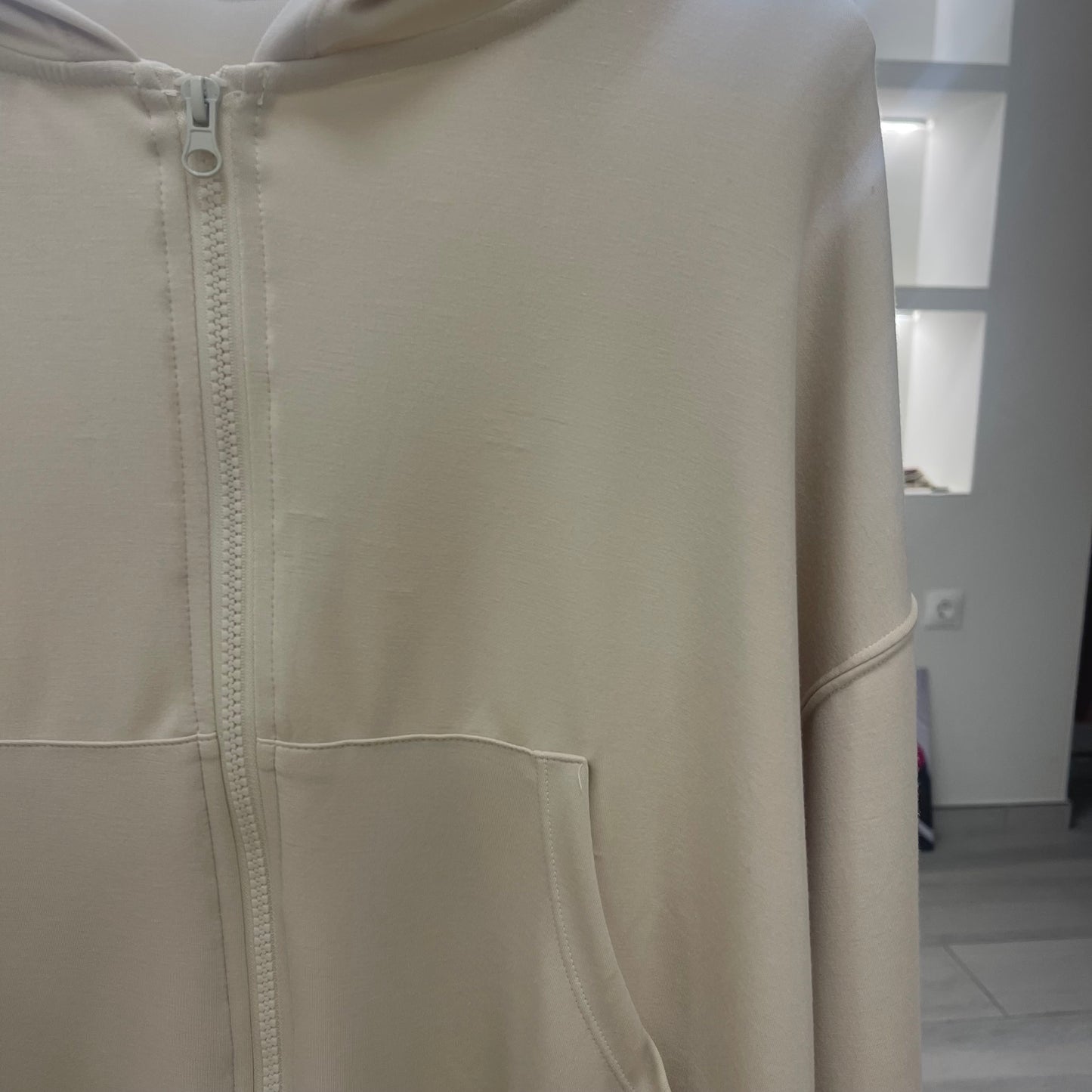 SUDADERA BEIGE CON CAPUCHA