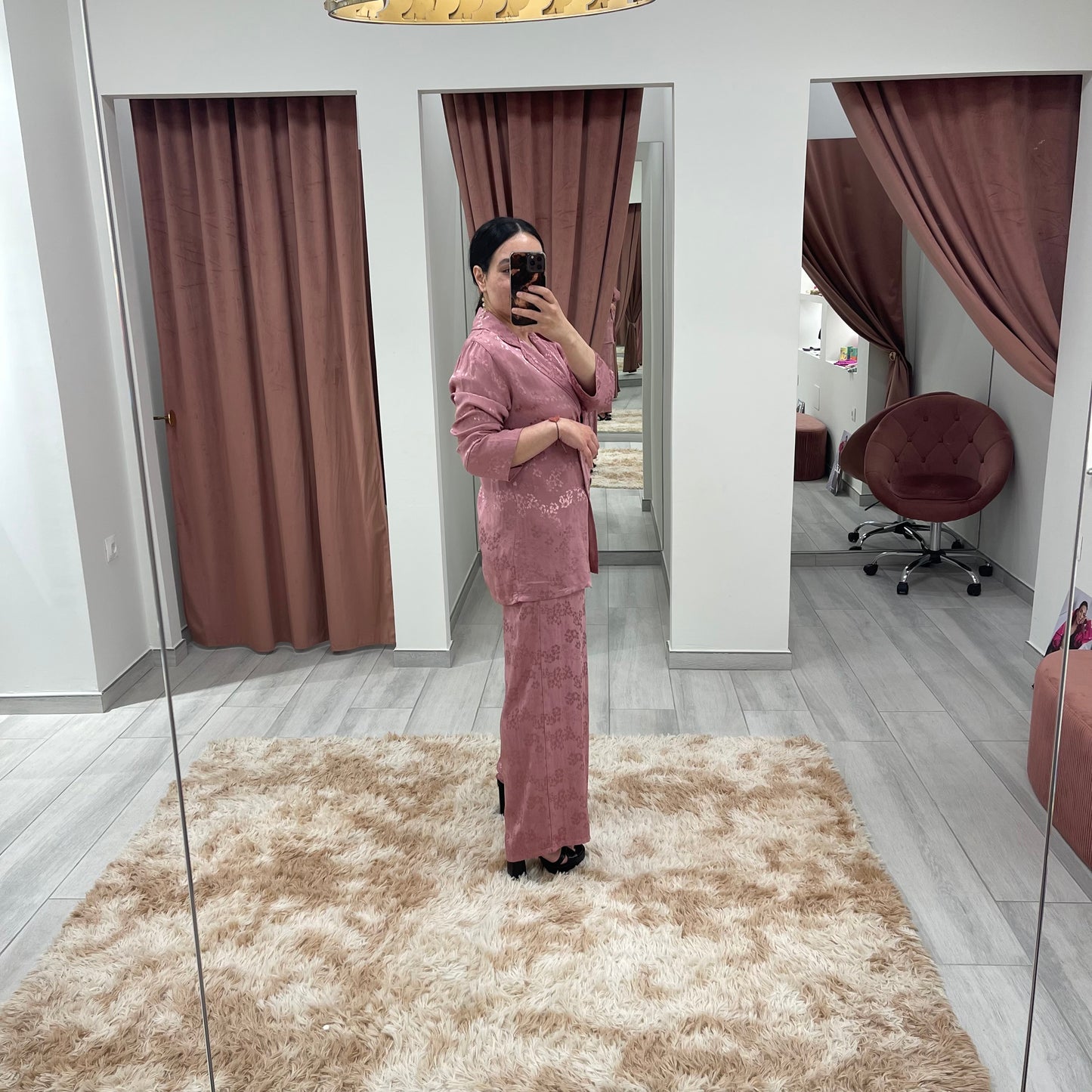 TRAJE SATINADO ROSA ESTAMPADO FLORES