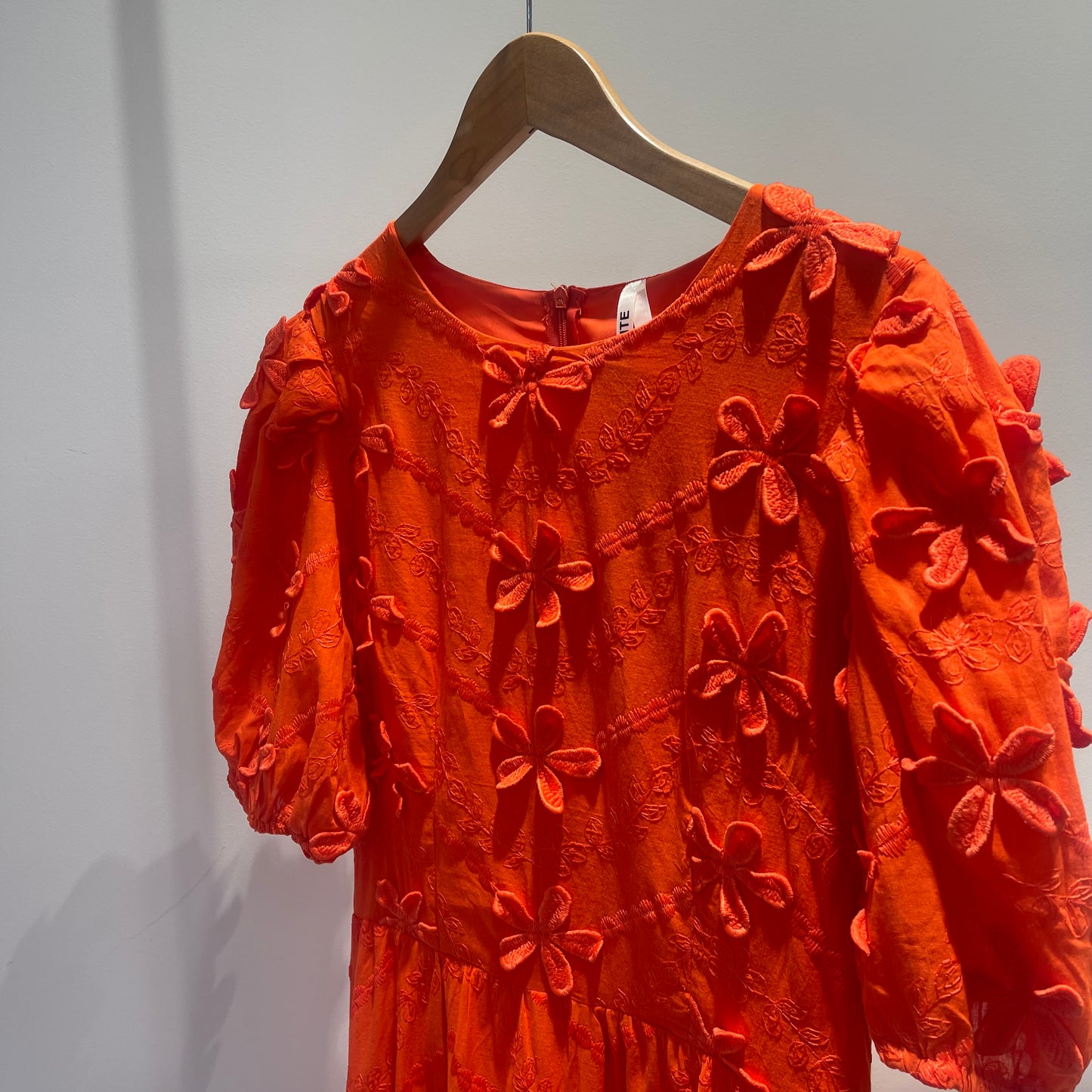 VESTIDO FLORES RELIEVE NARANJA