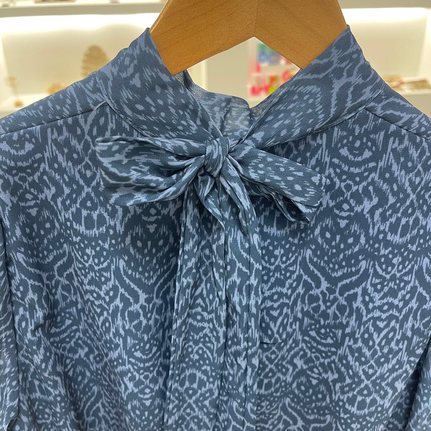 BLUSA LAZADA AL CUELLO ESTAMPADO GEOMÉTRICO