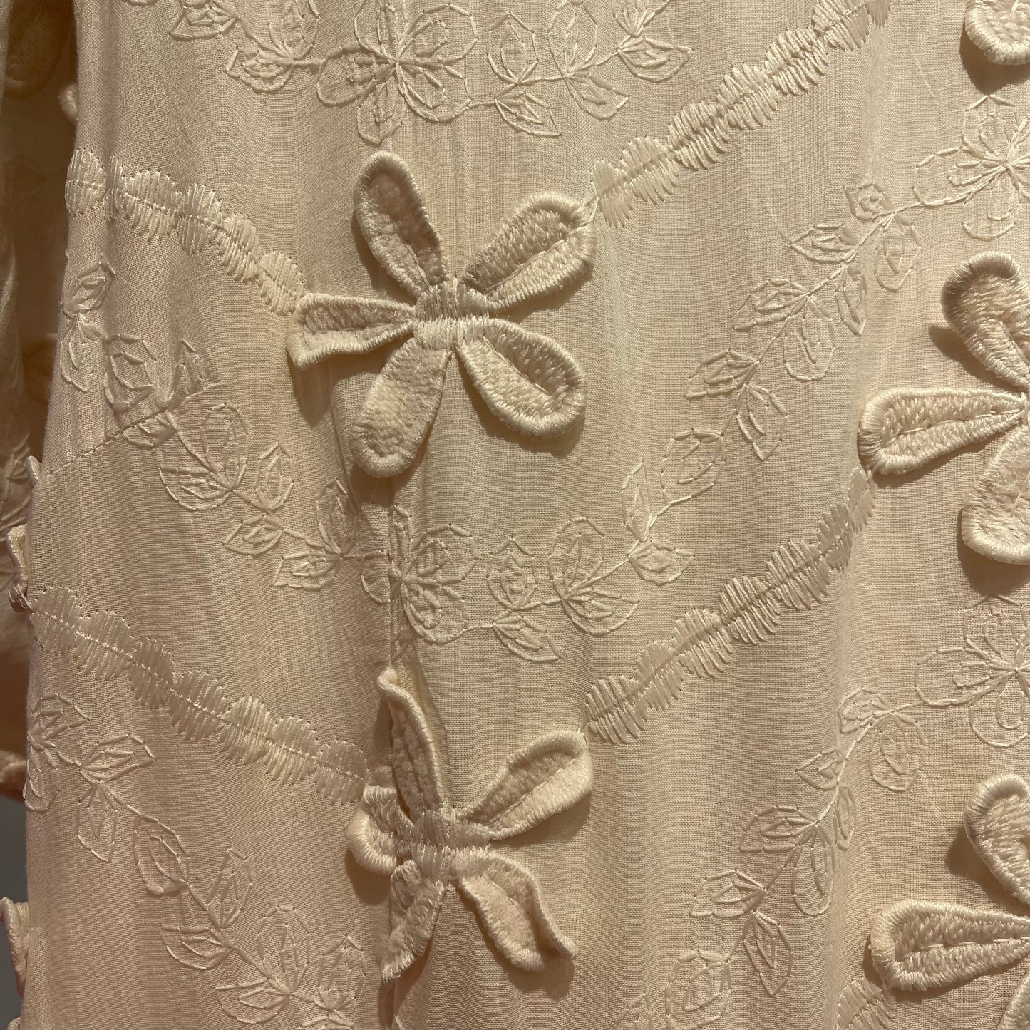 VESTIDO FLORES RELIEVE BEIGE
