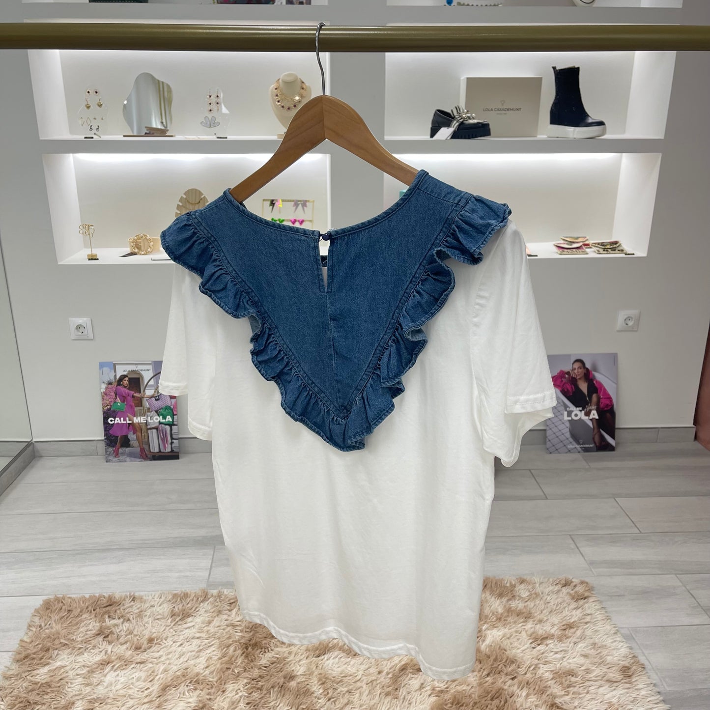 CAMISETA BLANCA DETALLE VAQUERO