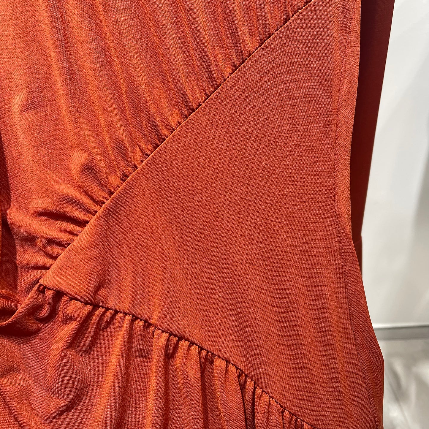 VESTIDO COLOR TEJA PUÑOS VOLANTE
