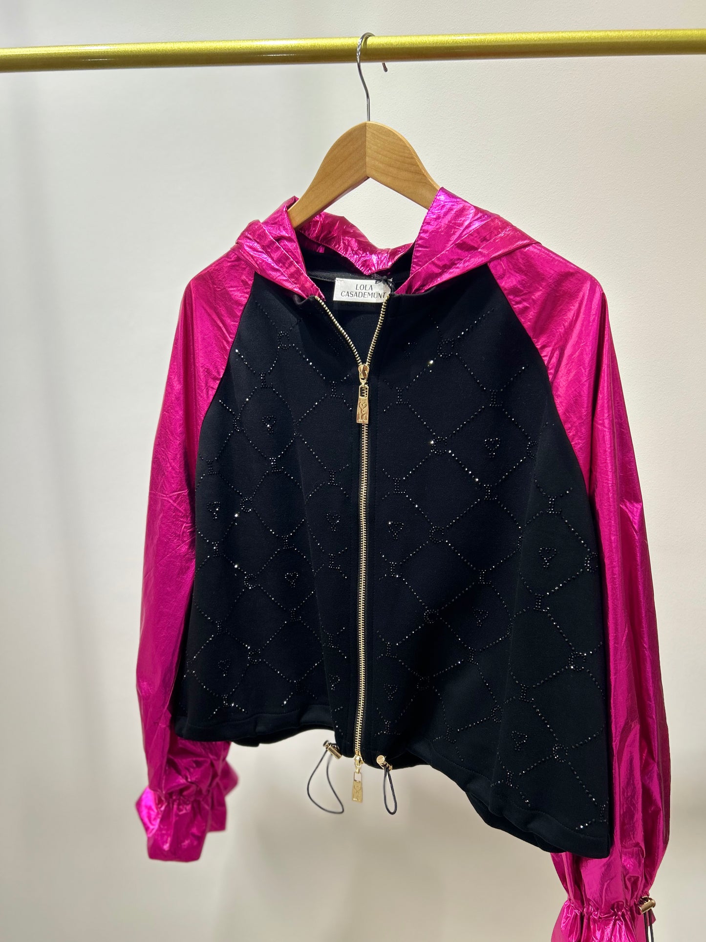 CORTAVIENTOS NEGRO Y FUCSIA LOLA CASADEMUNT