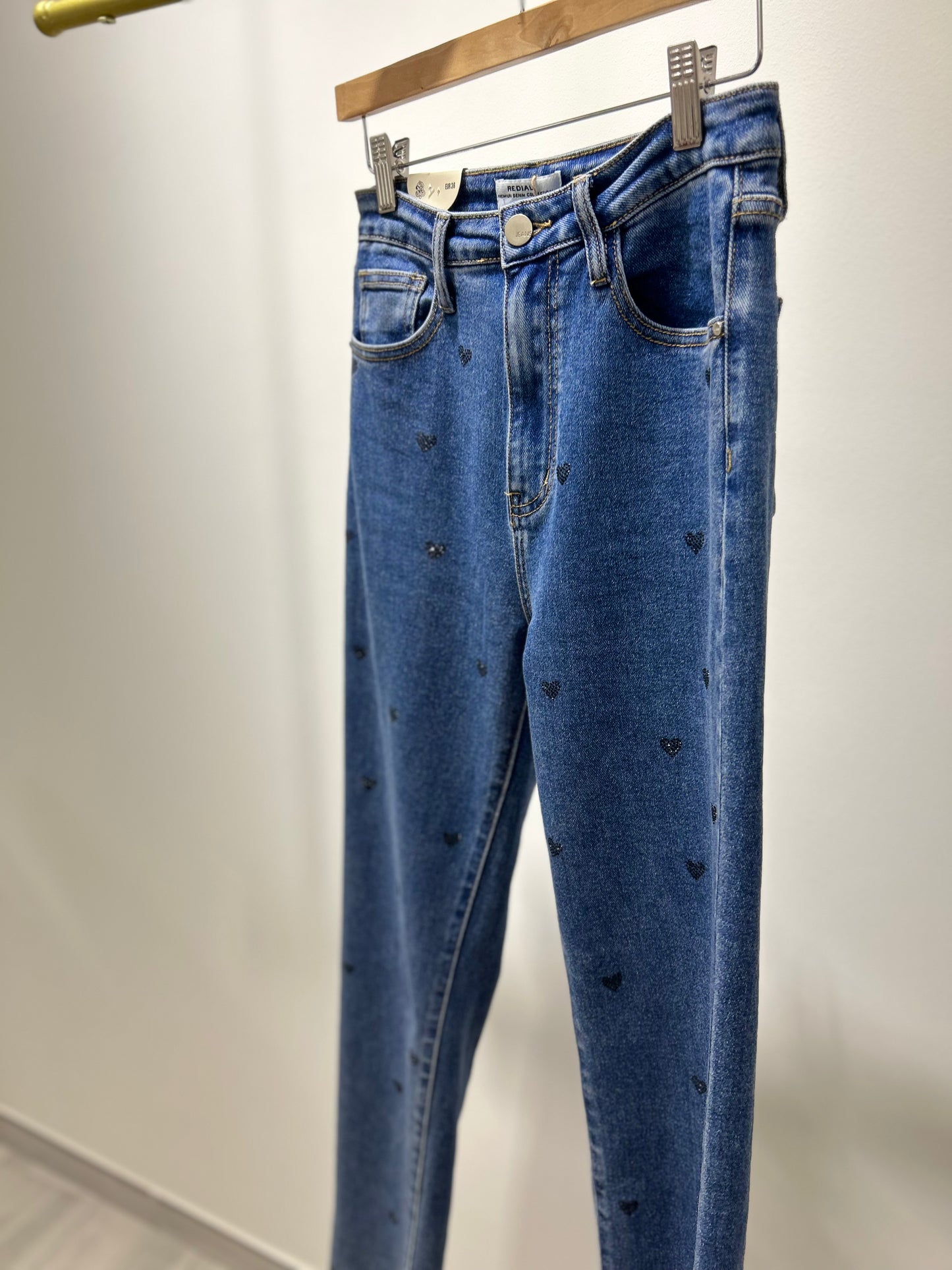 PANTALÓN VAQUERO CORAZONES NEGROS