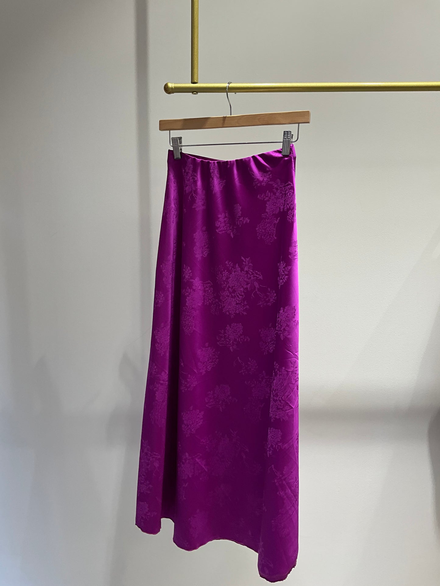 FALDA SATINADA MORADA ESTAMPADOS FLORALES