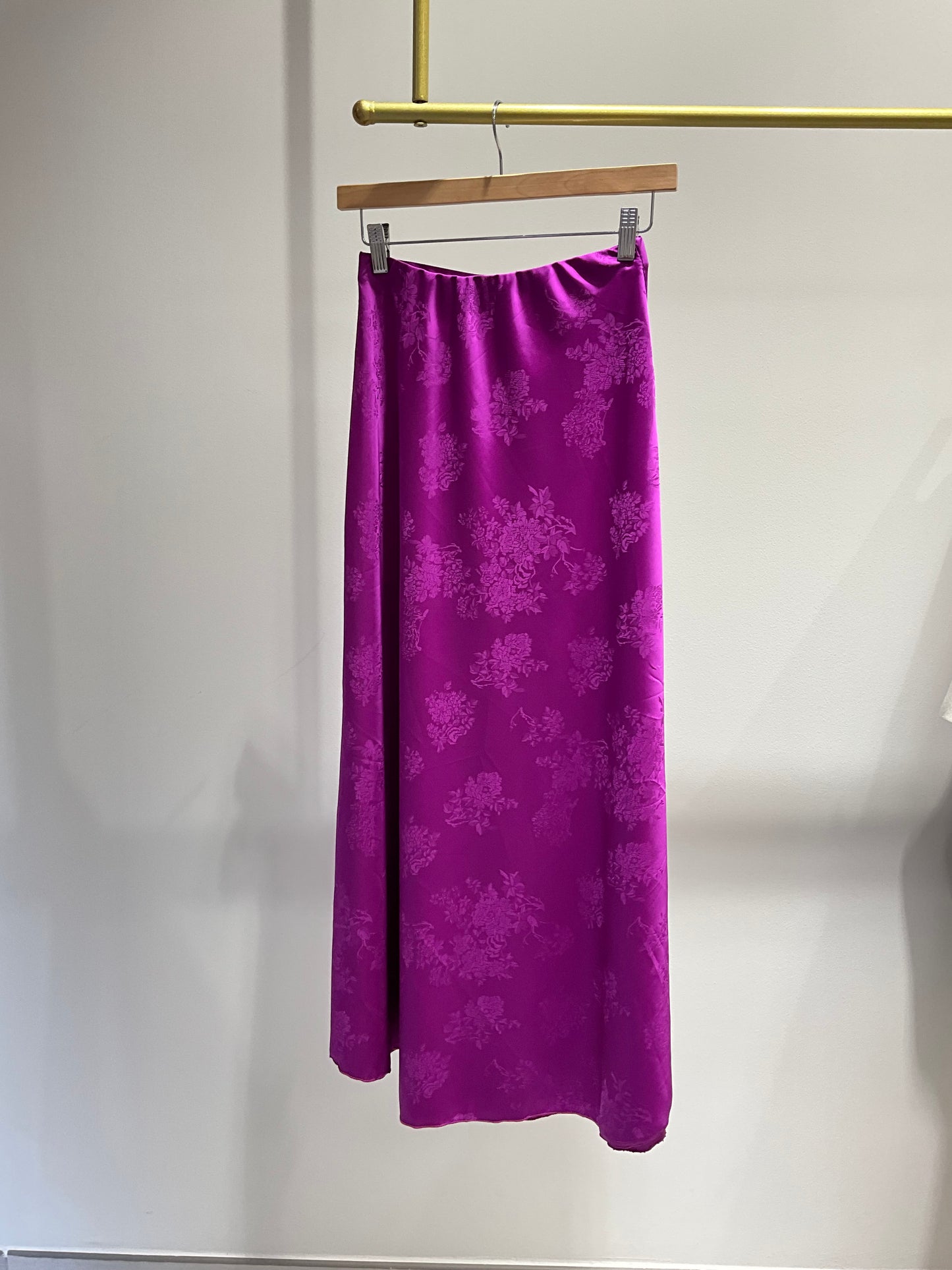 FALDA SATINADA MORADA ESTAMPADOS FLORALES