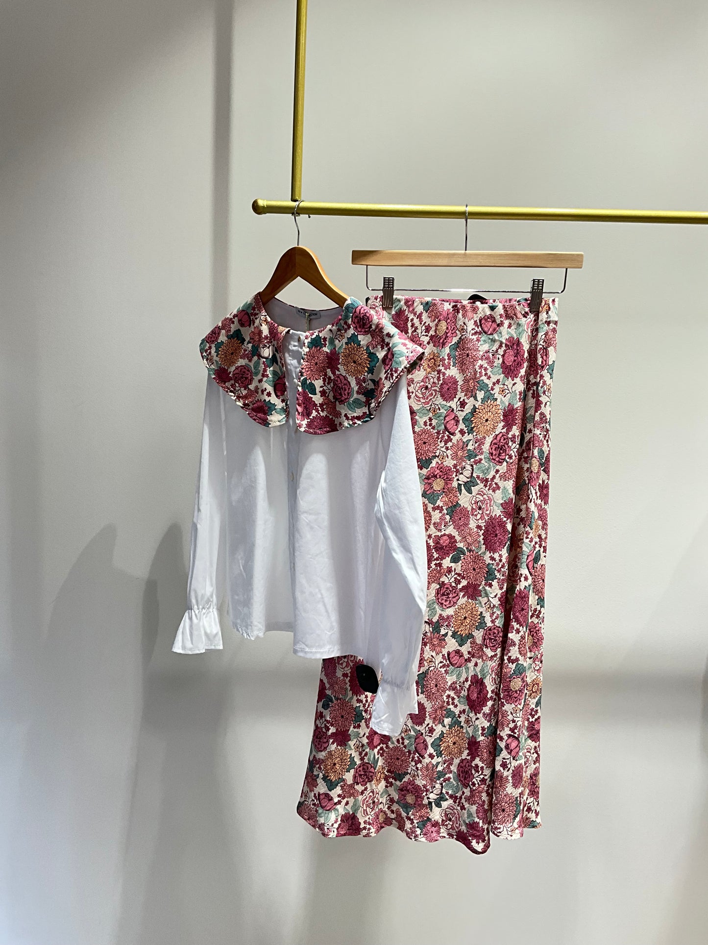 CAMISA BLANCA CUELLO ESTAMPADO