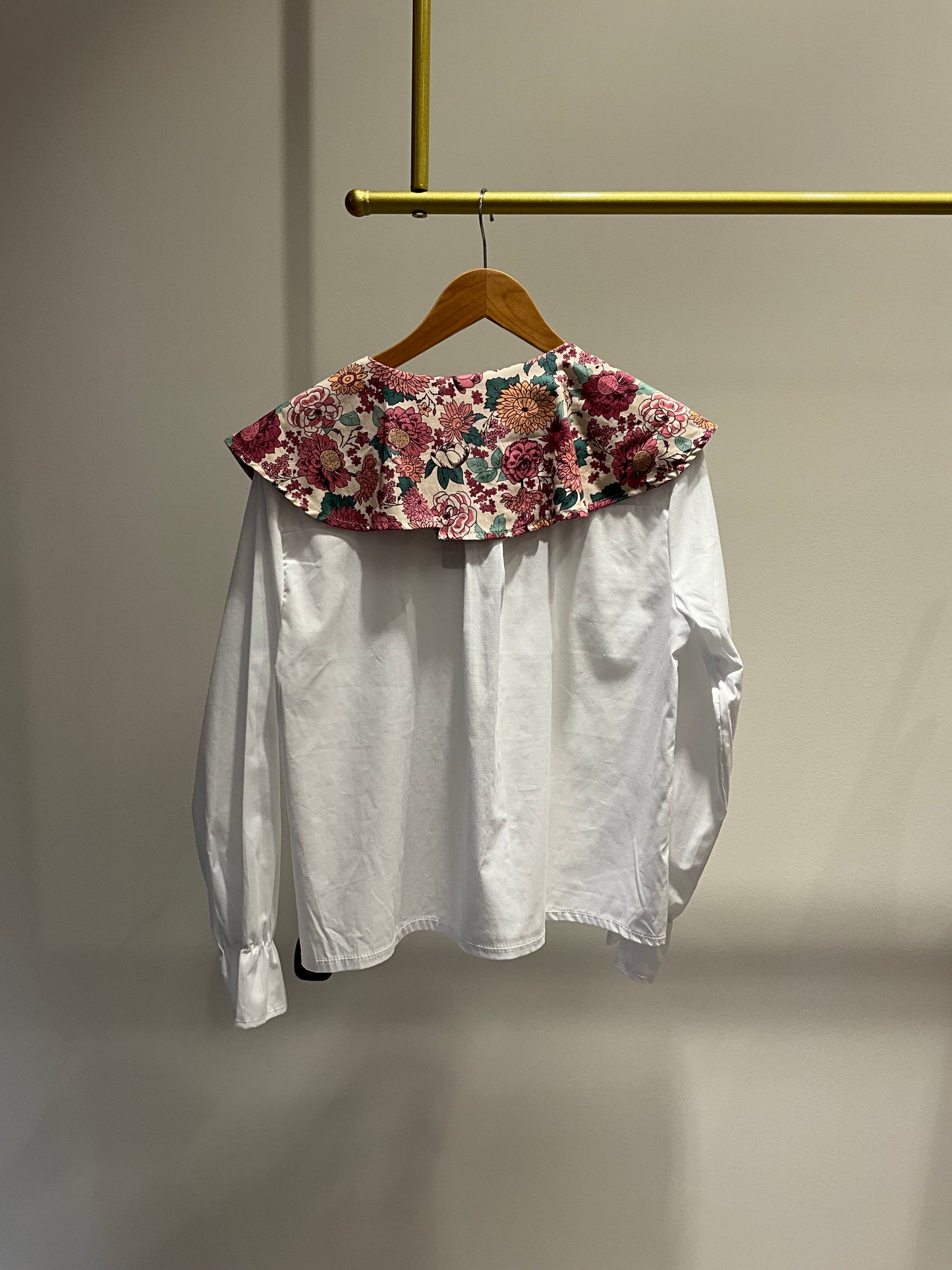 CAMISA BLANCA CUELLO ESTAMPADO