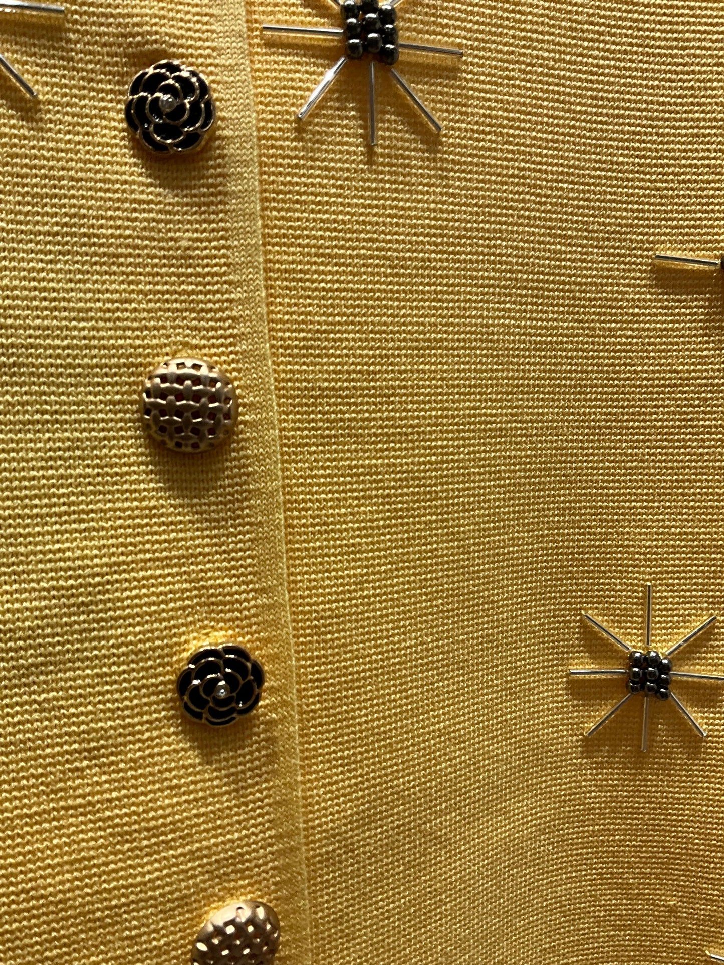 CHALECO HILO AMARILLO ABALORIOS