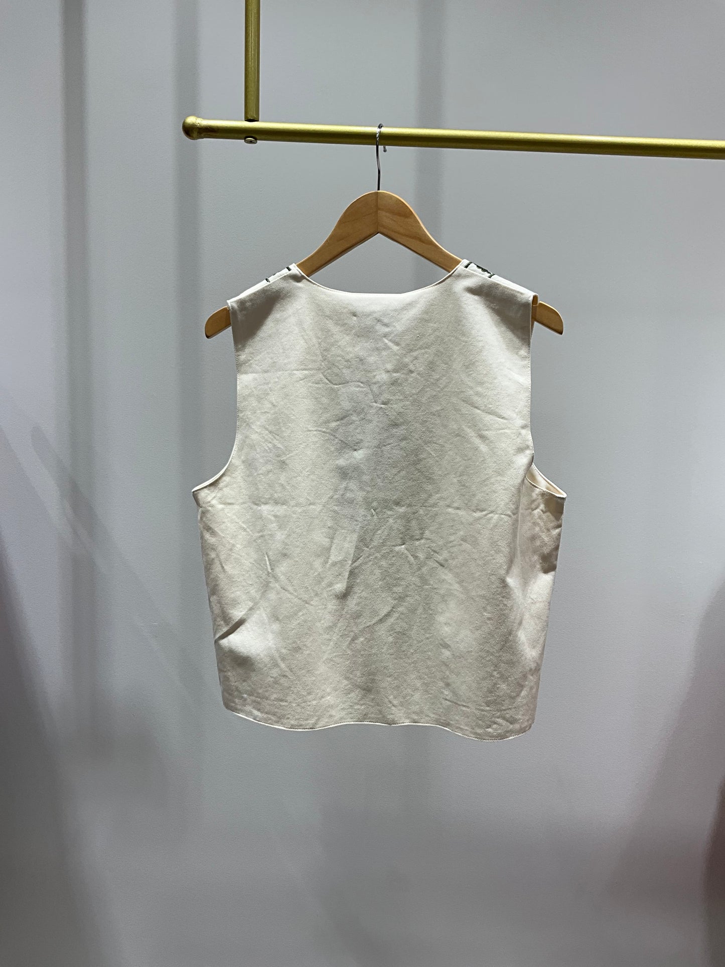 CHALECO BEIGE BORDADO