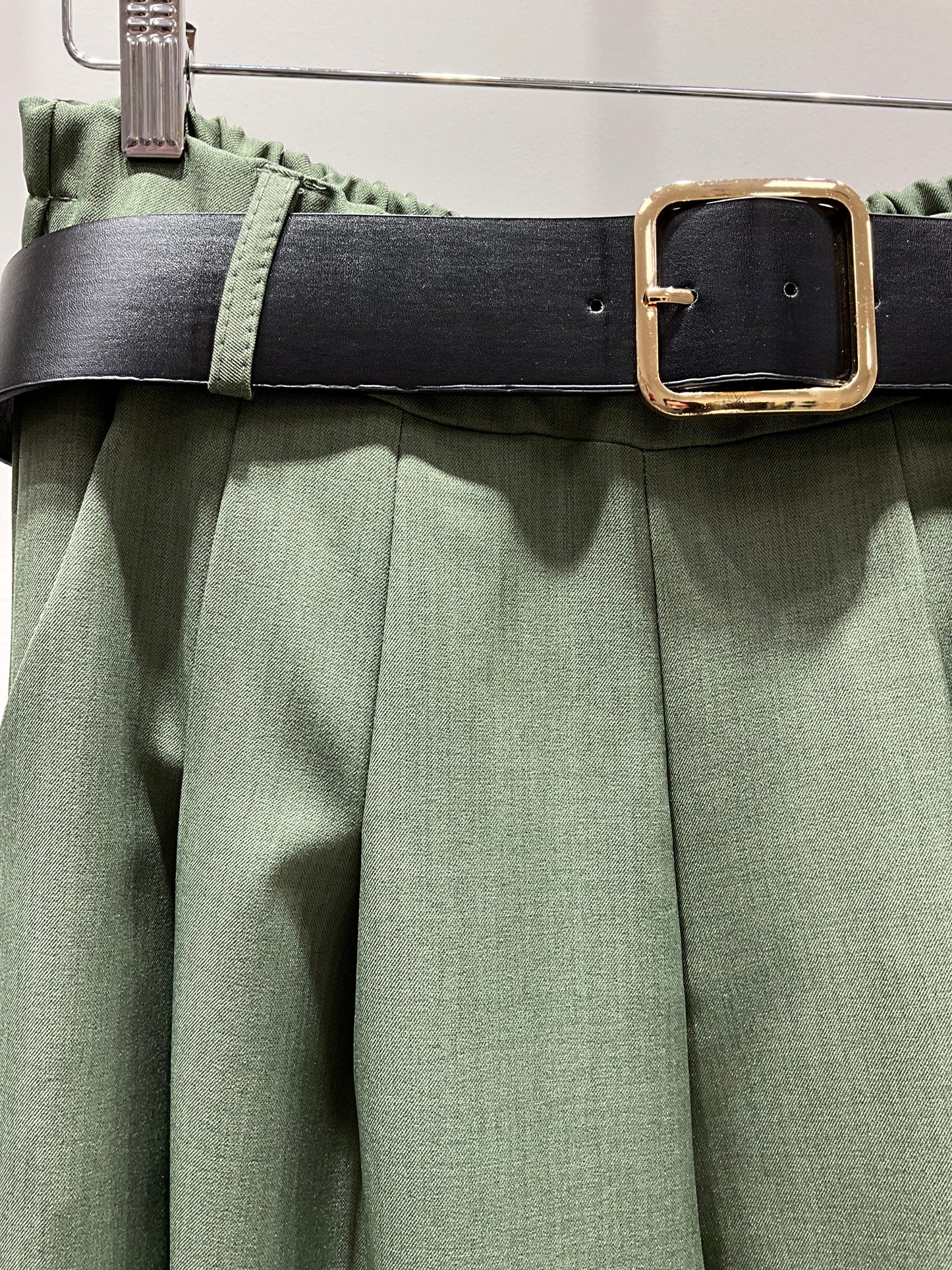 PANTALÓN VERDE FLUIDO CINTURÓN