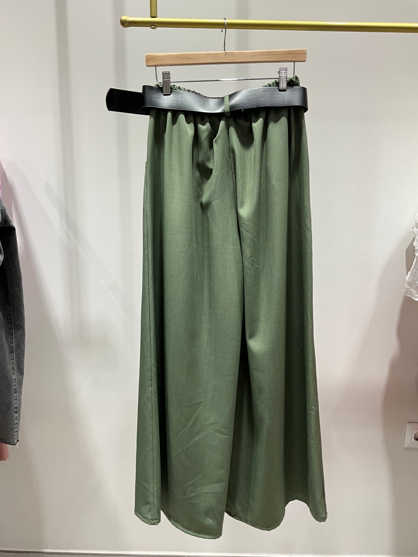 PANTALÓN VERDE FLUIDO CINTURÓN