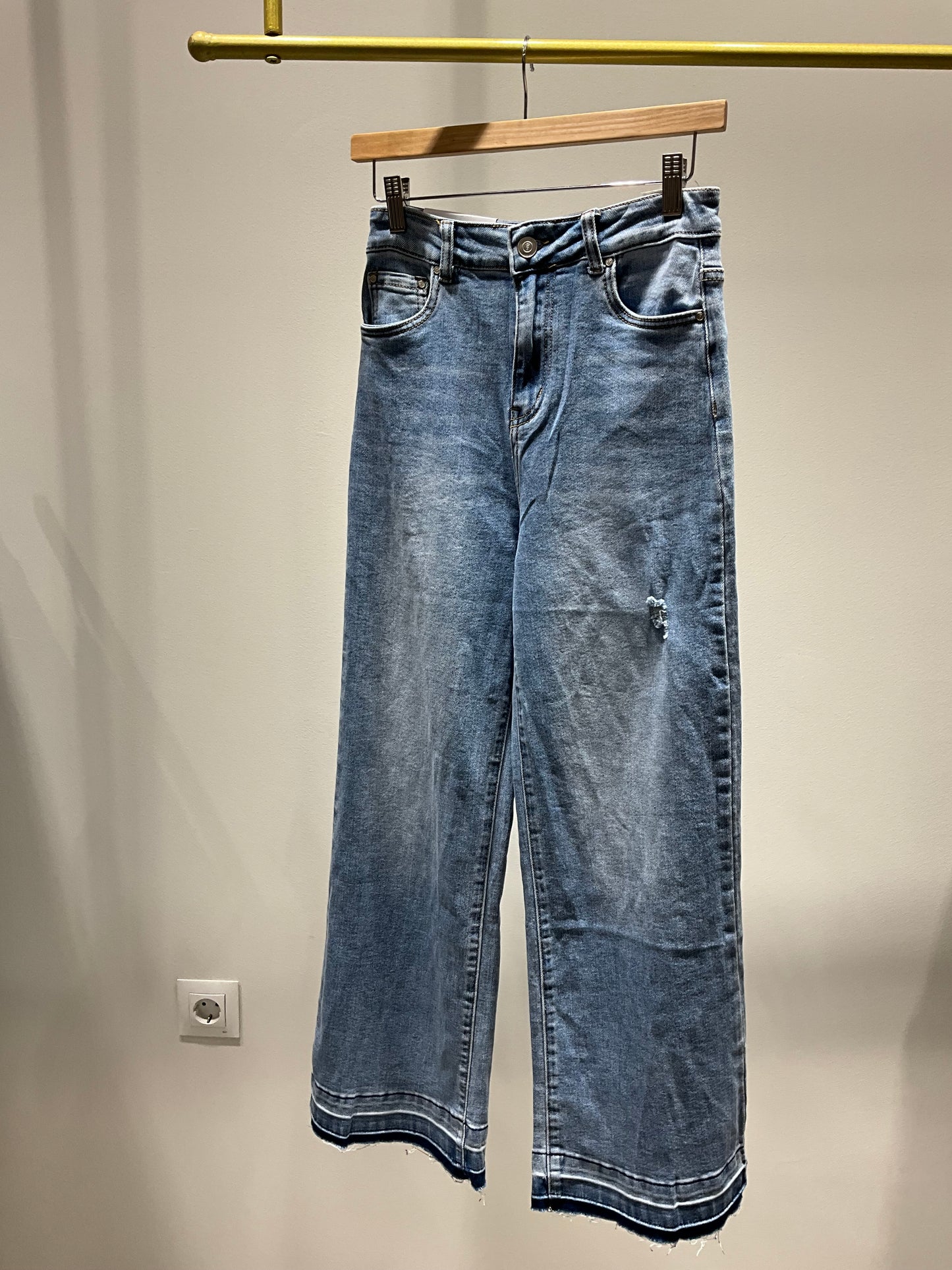 PANTALÓN VAQUERO BAJO DESCOSIDO