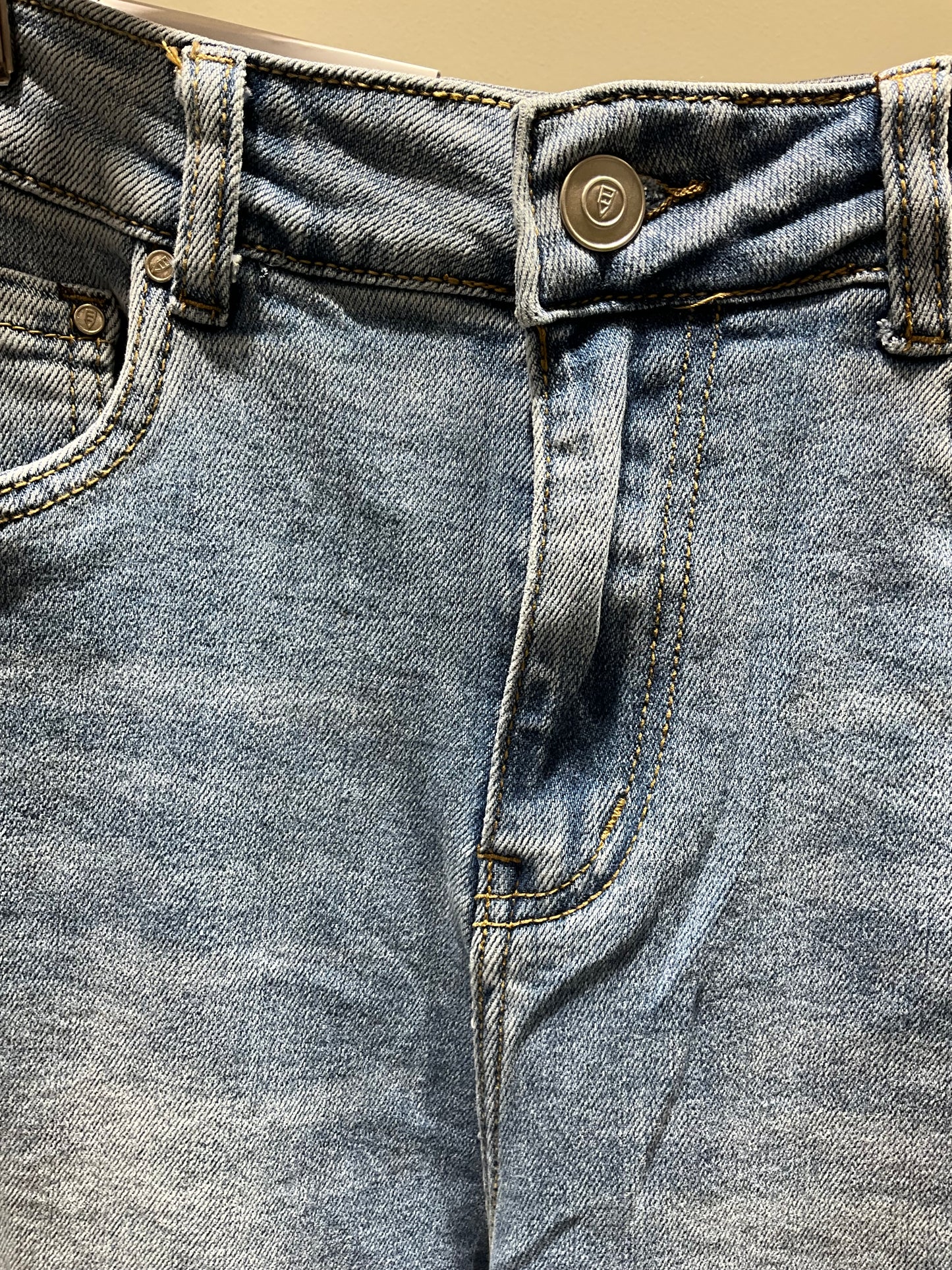 PANTALÓN VAQUERO BAJO DESCOSIDO