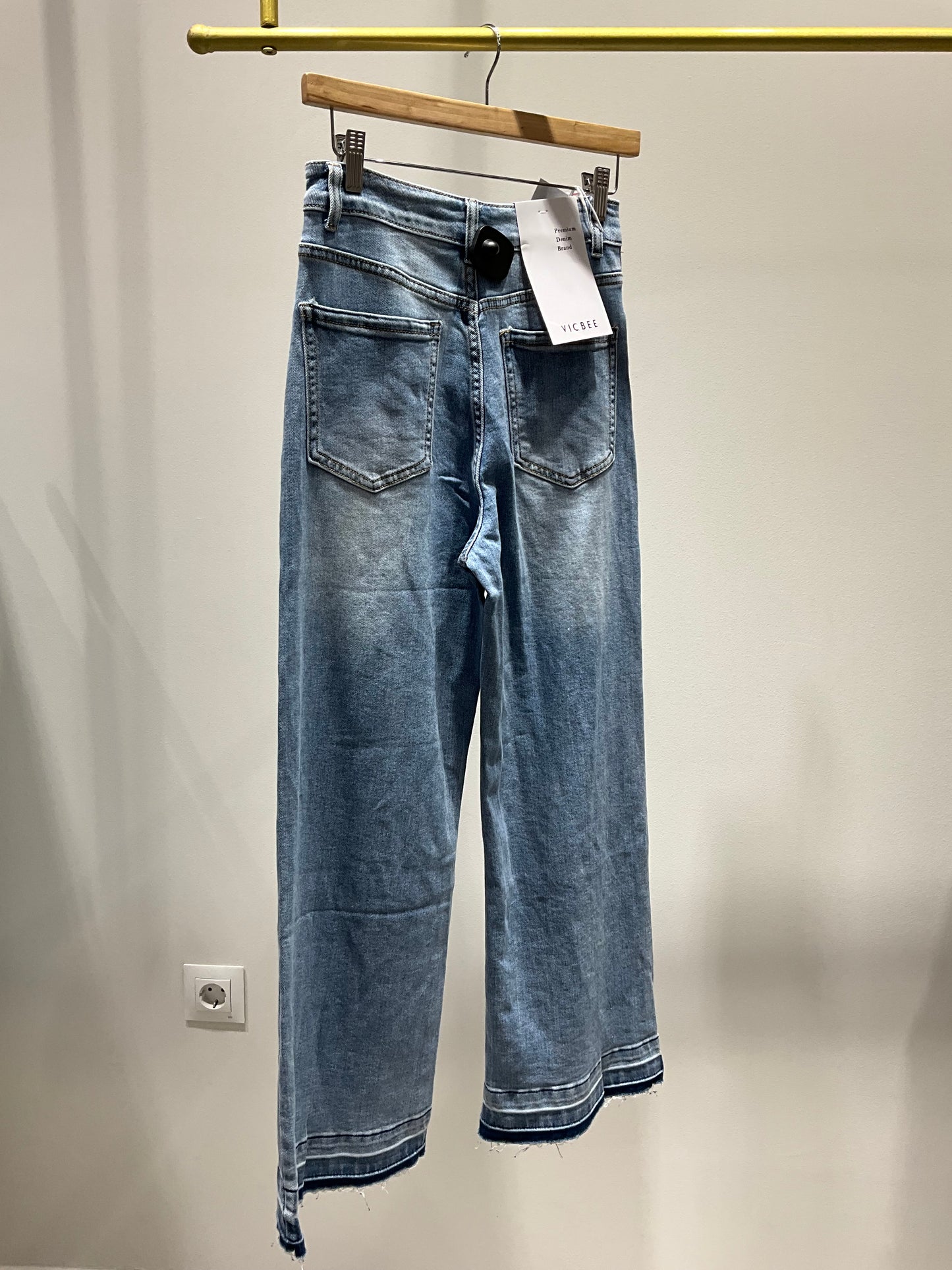 PANTALÓN VAQUERO BAJO DESCOSIDO