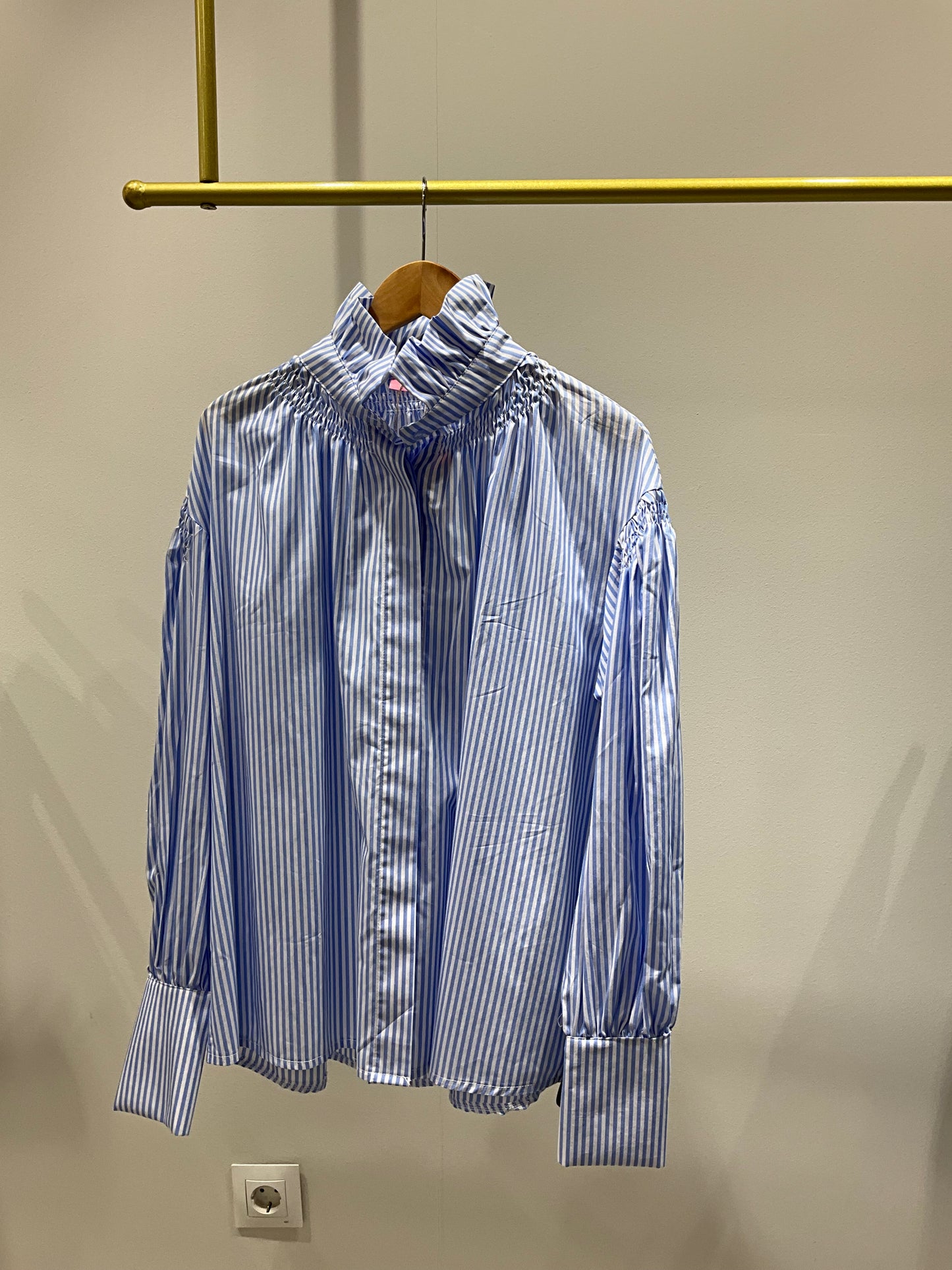CAMISA A RAYAS CUELLO VOLANTE
