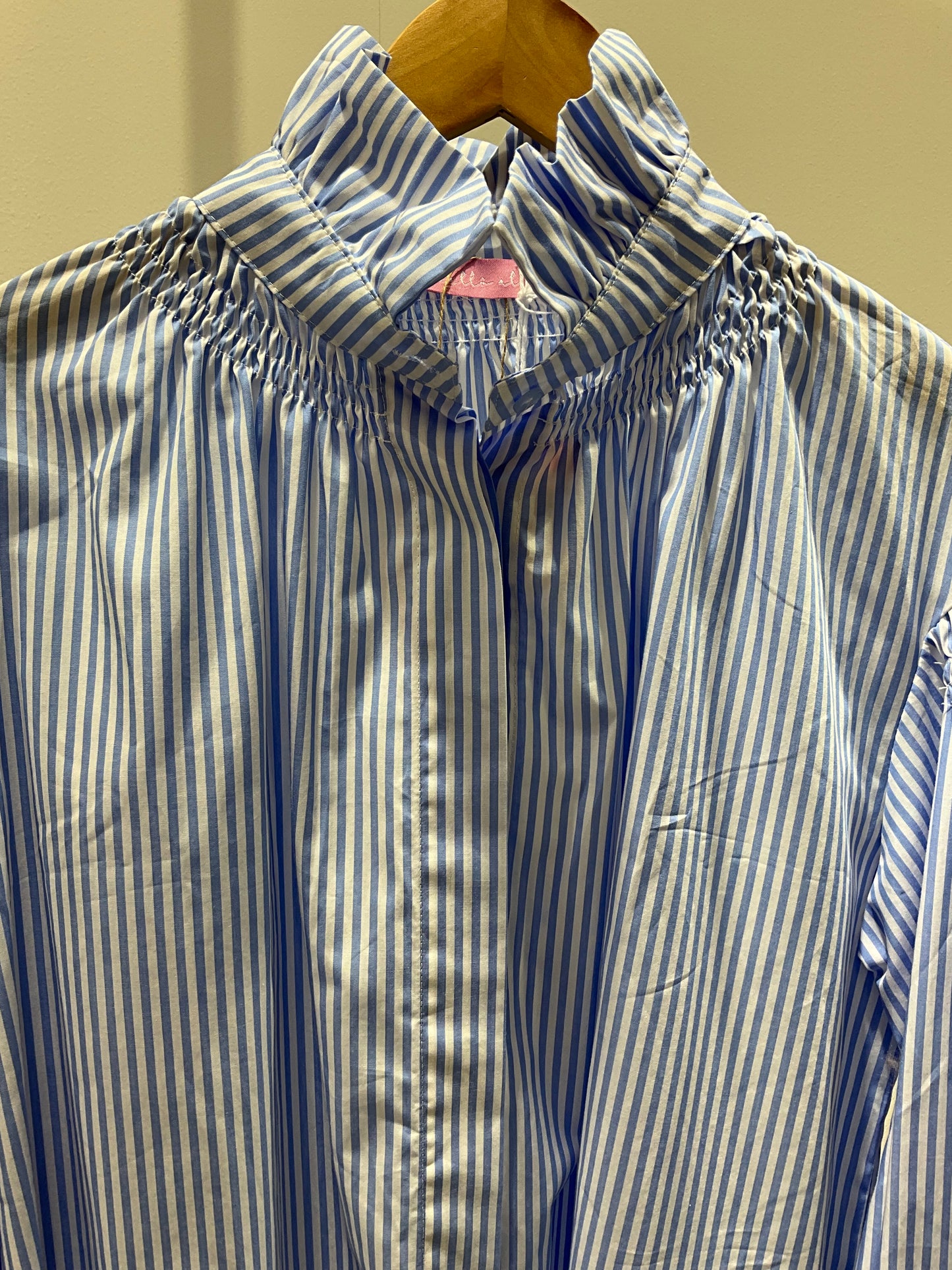 CAMISA A RAYAS CUELLO VOLANTE