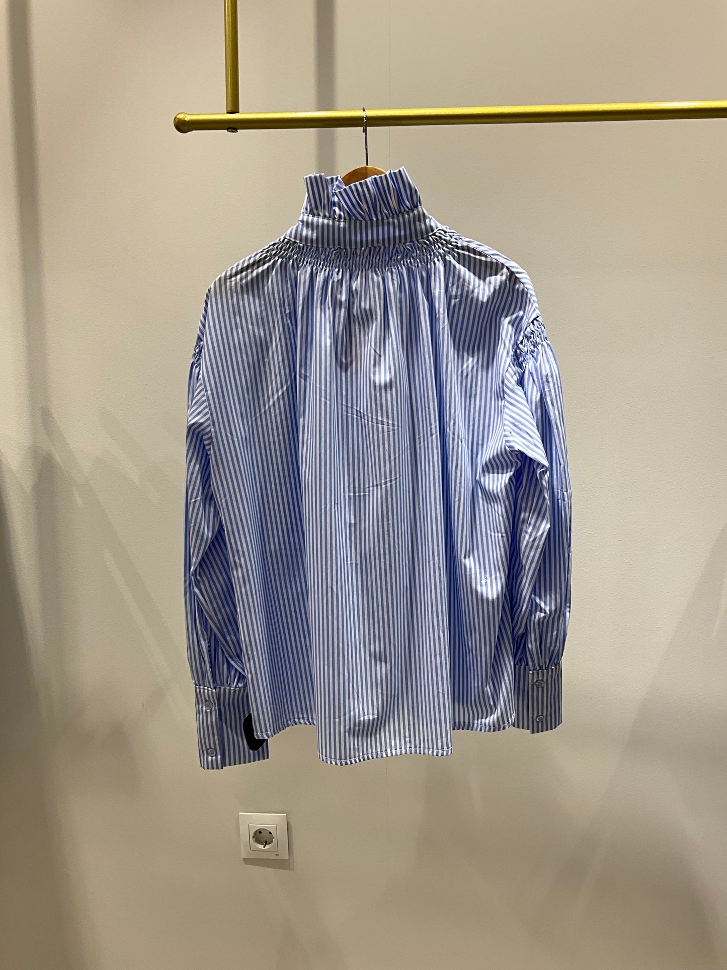 CAMISA A RAYAS CUELLO VOLANTE