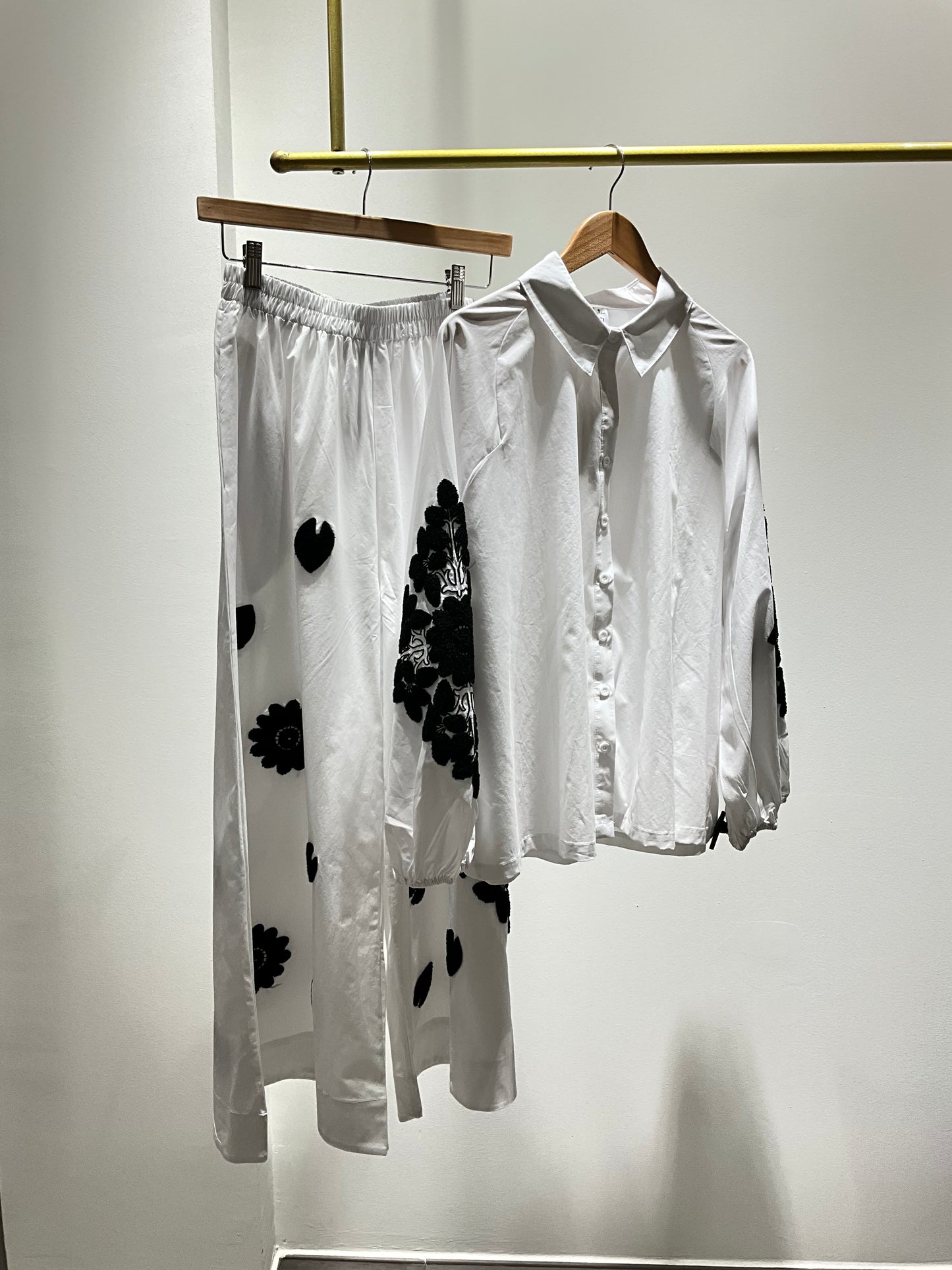 CONJUNTO CAMISERO BLANCO DETALLES NEGRO