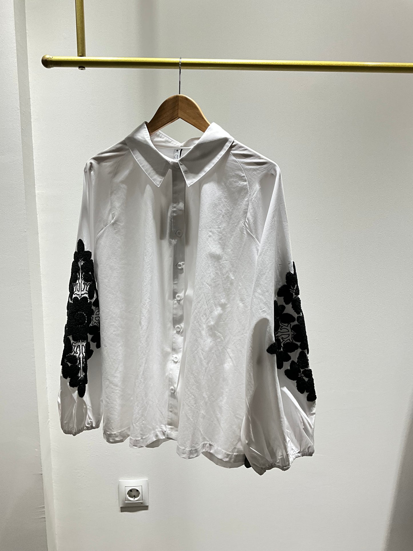 CONJUNTO CAMISERO BLANCO DETALLES NEGRO