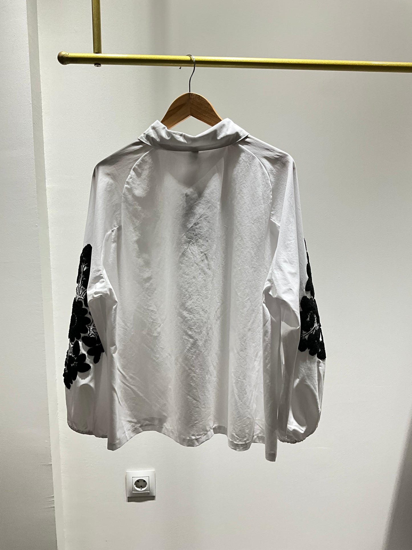 CONJUNTO CAMISERO BLANCO DETALLES NEGRO