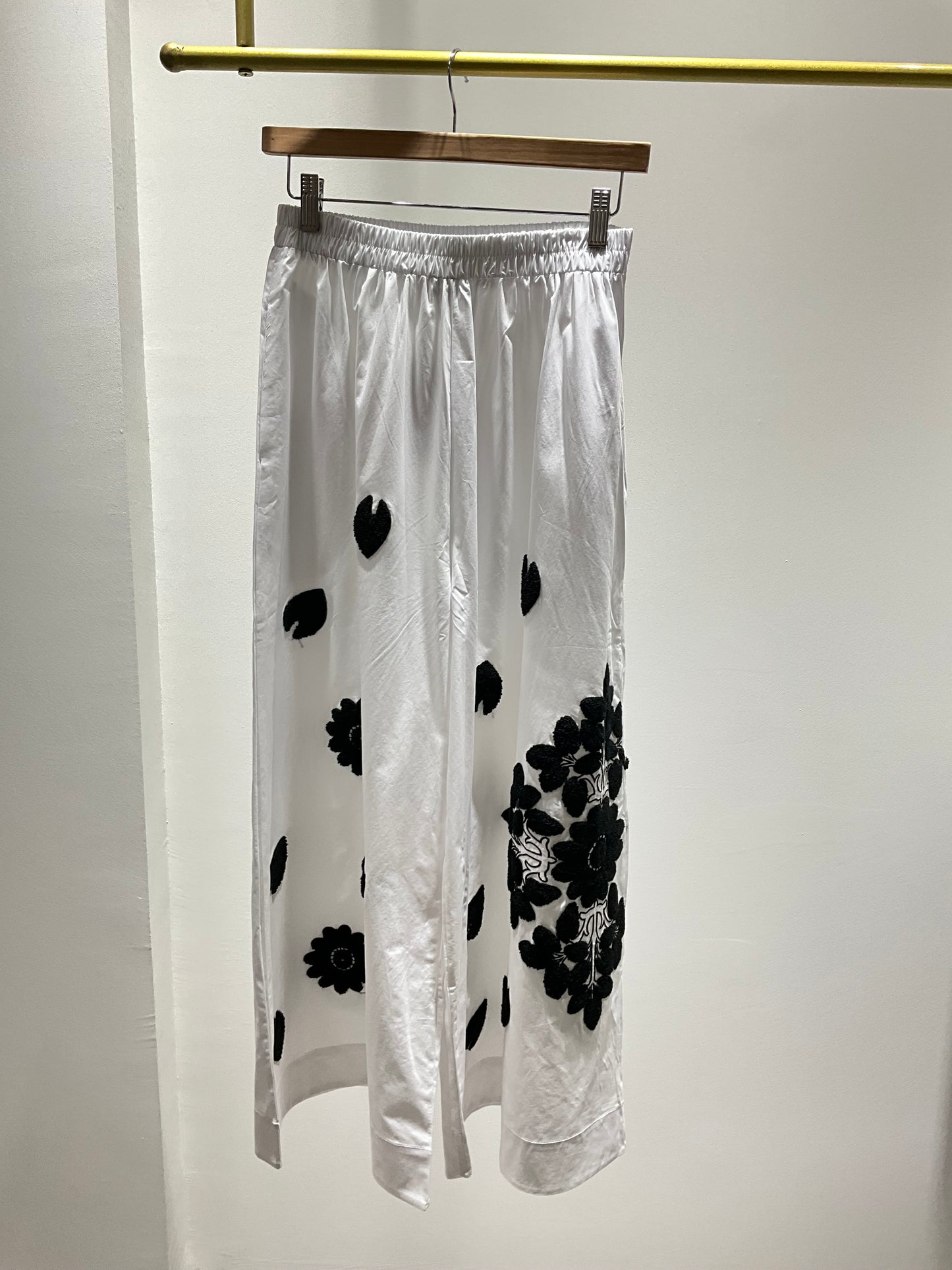 CONJUNTO CAMISERO BLANCO DETALLES NEGRO
